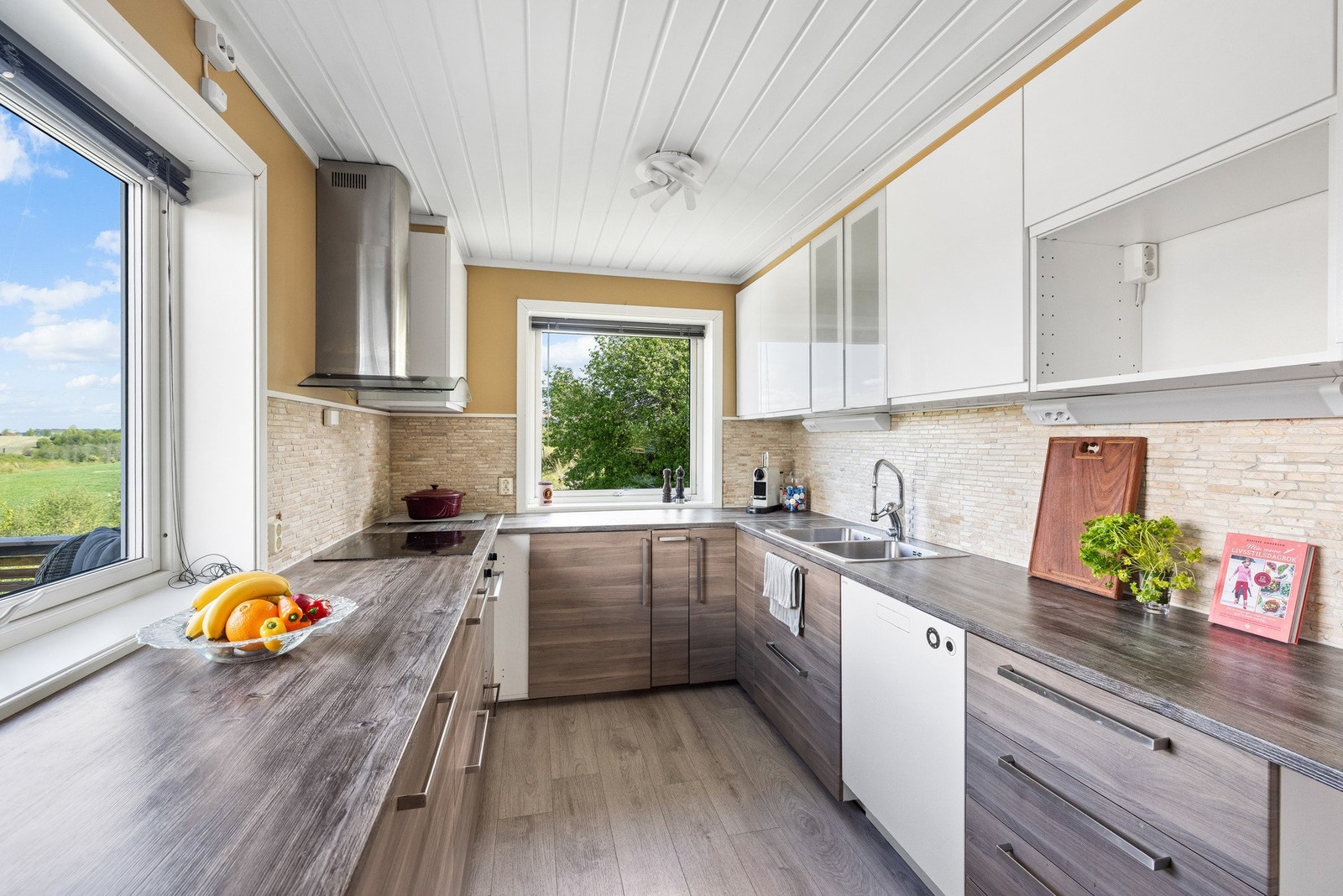 Kjøkkeninnredning fra 2019 med glatte fronter og benkeplate av laminat. Galleribilde