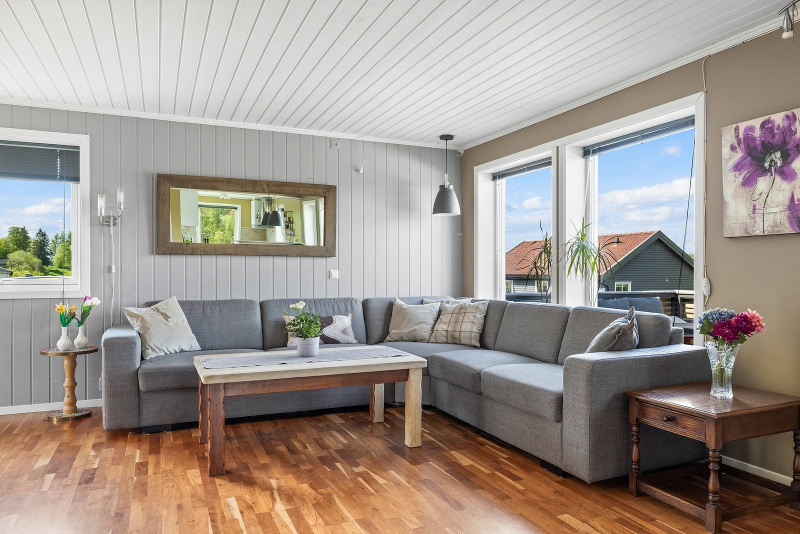 Det er lagt parkett på gulvene, malte veggflater og panelbord i himling. Galleribilde