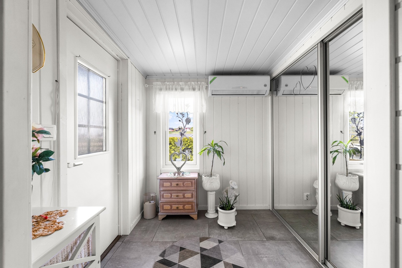 Underetasjen har også eget vindfang med god plass til oppbevaring i skyvedørsgarderobe. Galleribilde