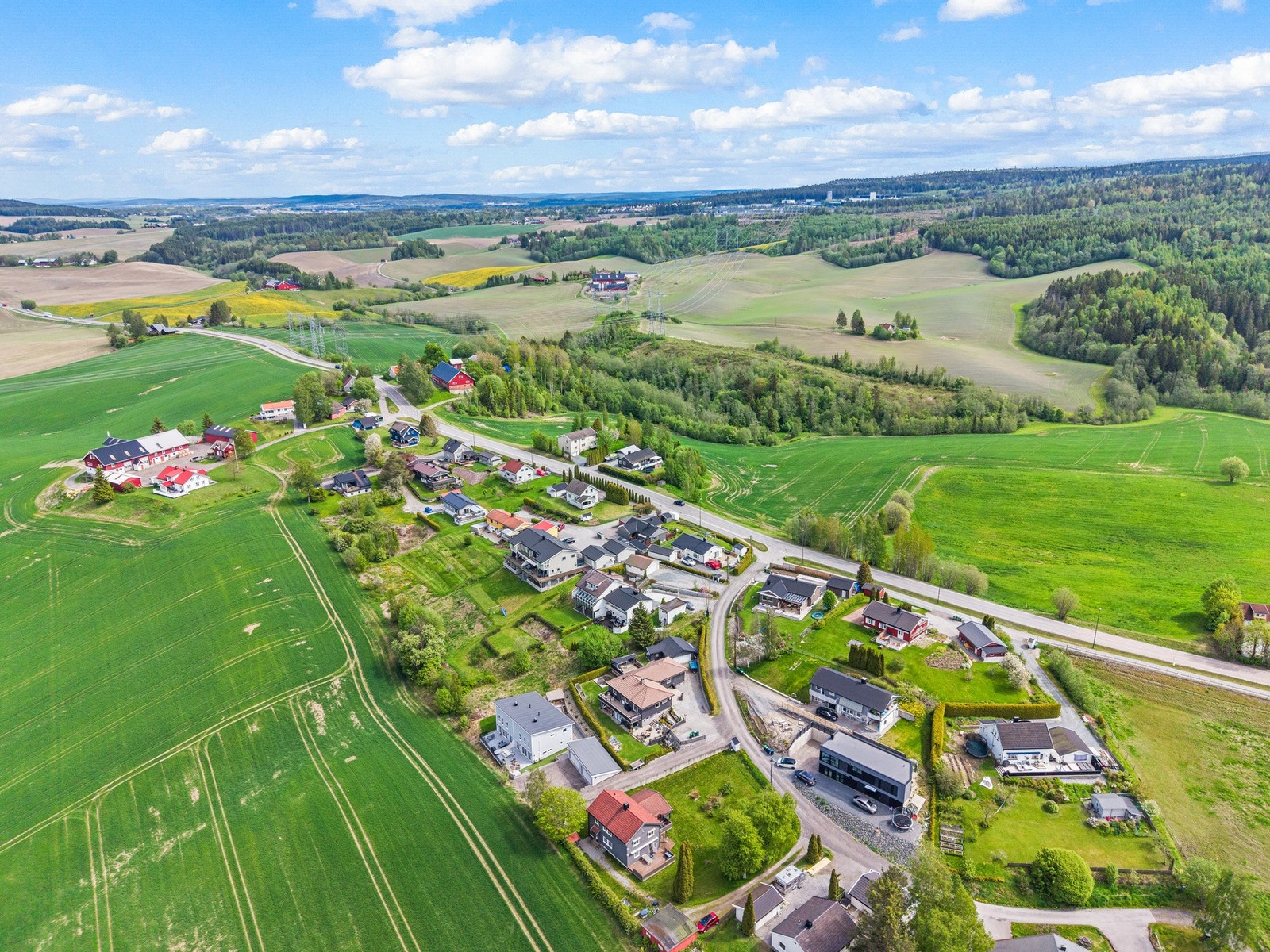 Eiendommen grenser til Leirsund, hvor det lokale idrettslaget er svært aktivt. Her tilbys aktiviteter som fotball, friidrett, svømming og allidrett for de yngste. Leirsund har både gress- og grusbaner, og området byr på flotte turmuligheter, spesielt ved Galleribilde