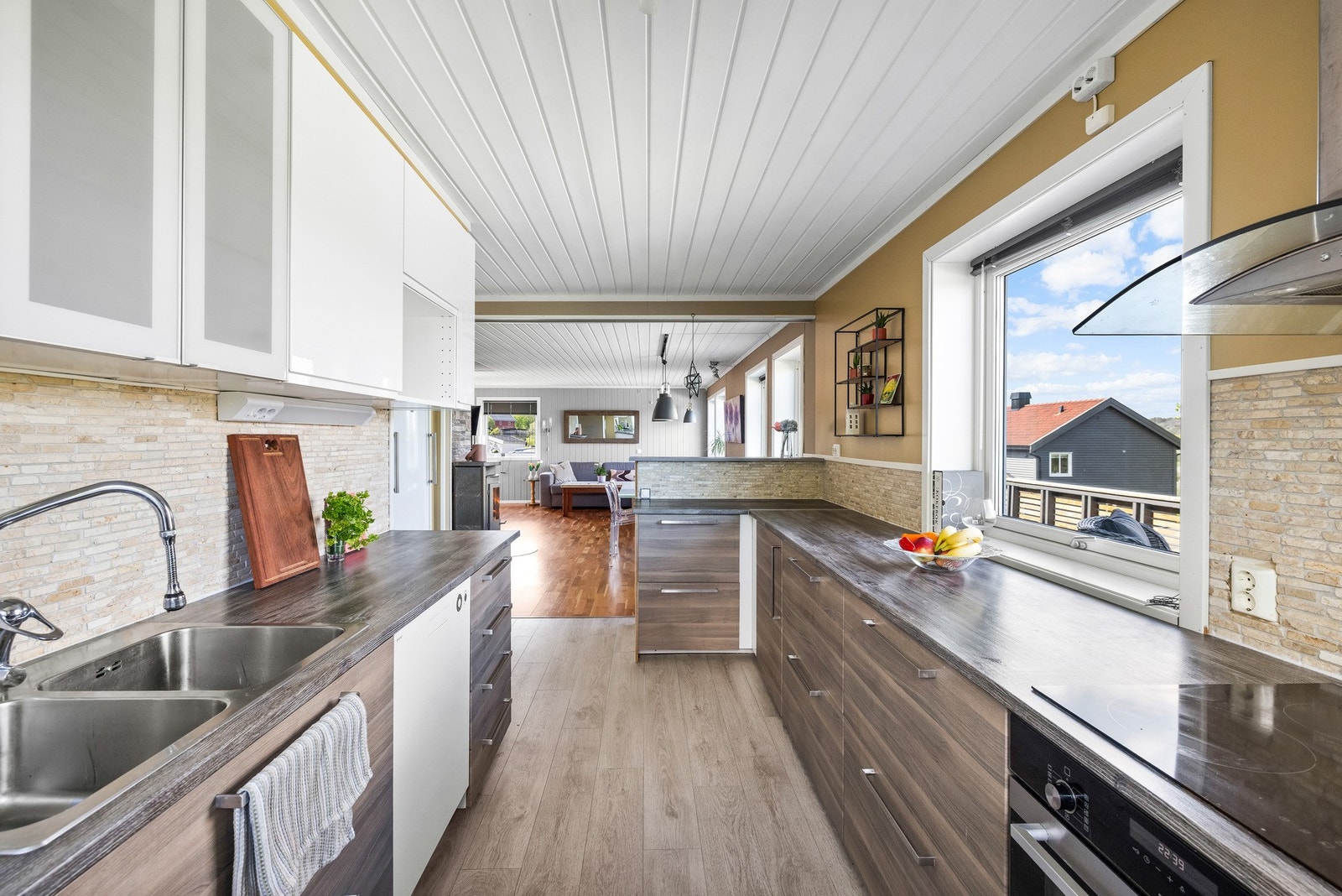 De gode vindusflatene gjennom etasjen gir et lyst og åpent inntrykk. Galleribilde