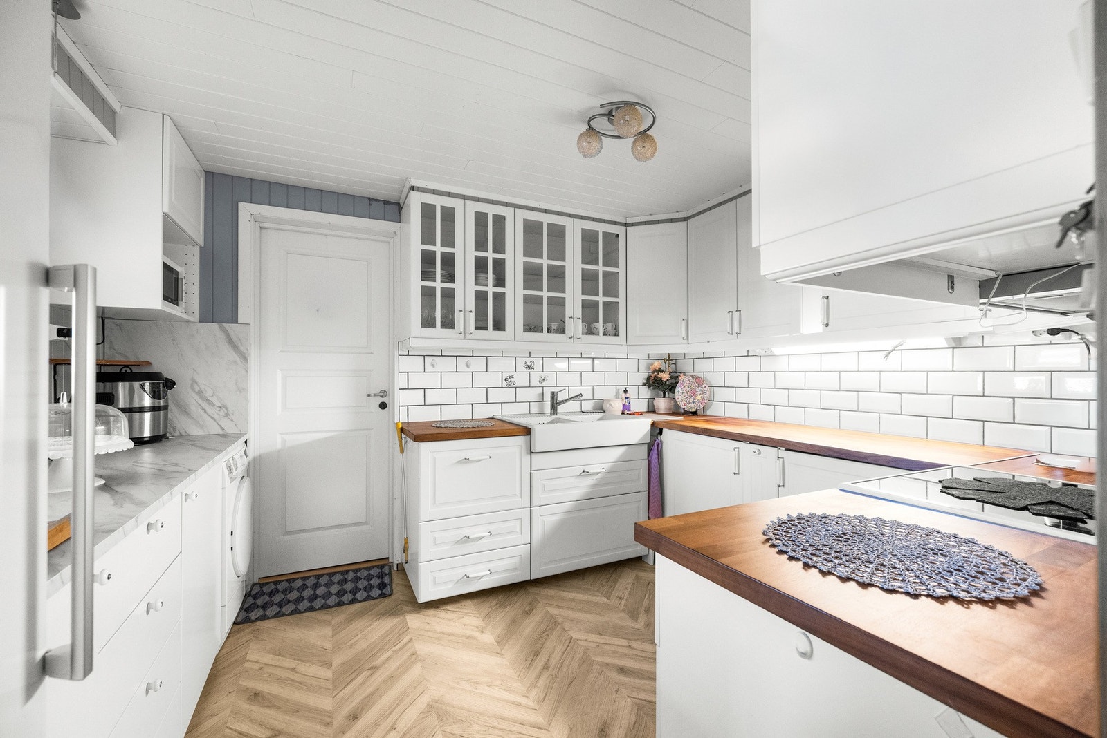 Kjøkkenet er utstyrt med frittstående komfyr, frittstående kjøleskap. Gulvene er lagt i laminat, og det er malt panel på veggene. Galleribilde