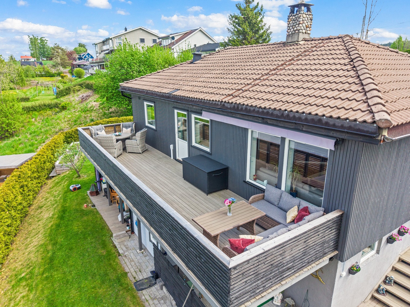 Balkongen som har utgang fra spisestuen er utmerket for grillsesongen. Galleribilde