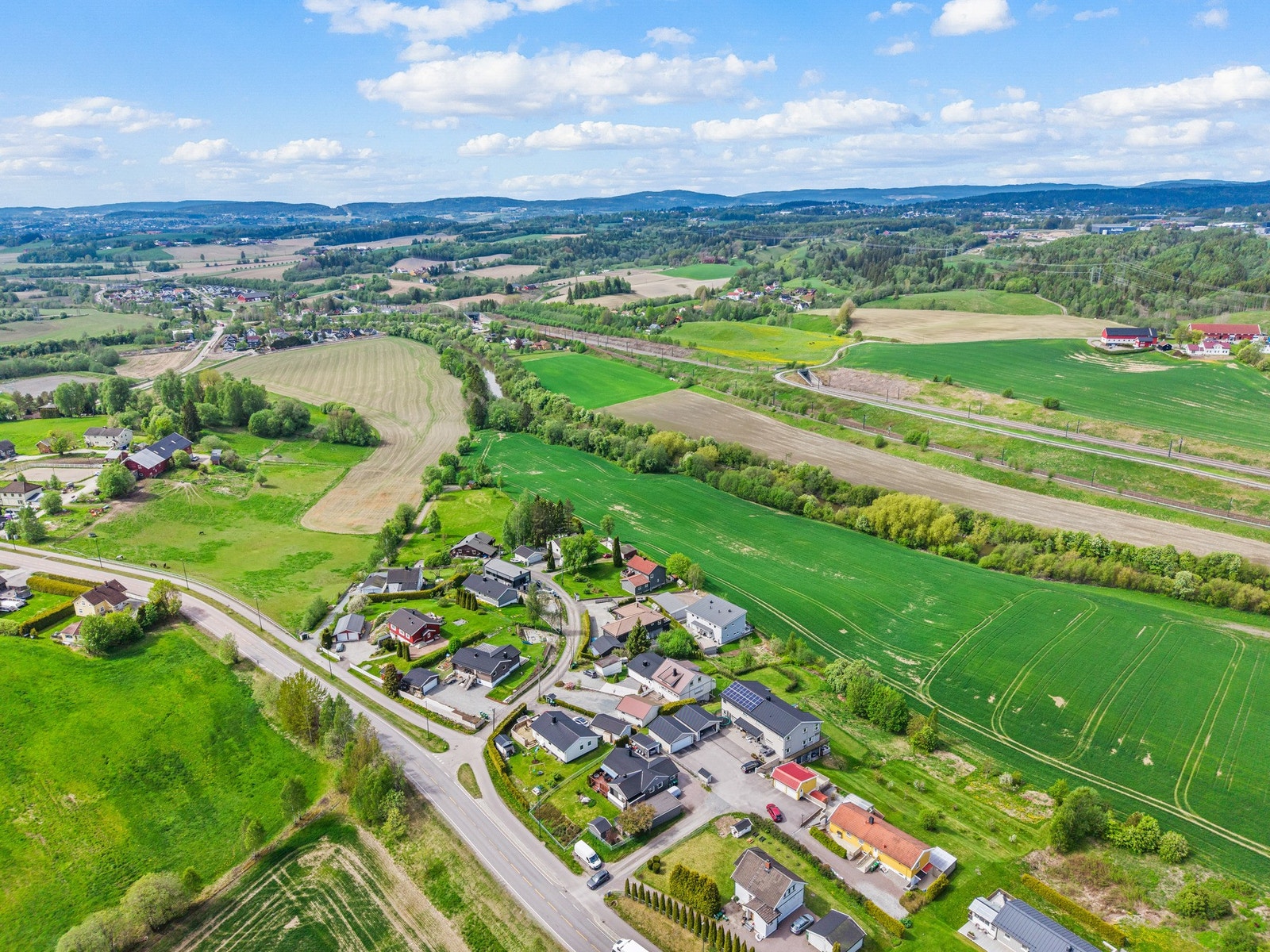 Eiendommen ligger idyllisk til i et landlig boligområde på Frogner, Lillestrøm kommune, samtidig som den har en sentral beliggenhet. I nærområdet finner du blant annet skoler, barnehager, god offentlig kommunikasjon og et bredt utvalg av servicetilbud. Galleribilde