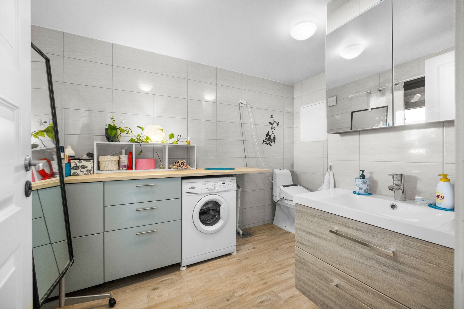 Baderommet i underetasjen er fra 2019, er flislagt med gulvvarme og flislagte vegger. Badet har både opplegg for vaskemaskin og mekanisk avtrekksvifte i vegg. Galleribilde