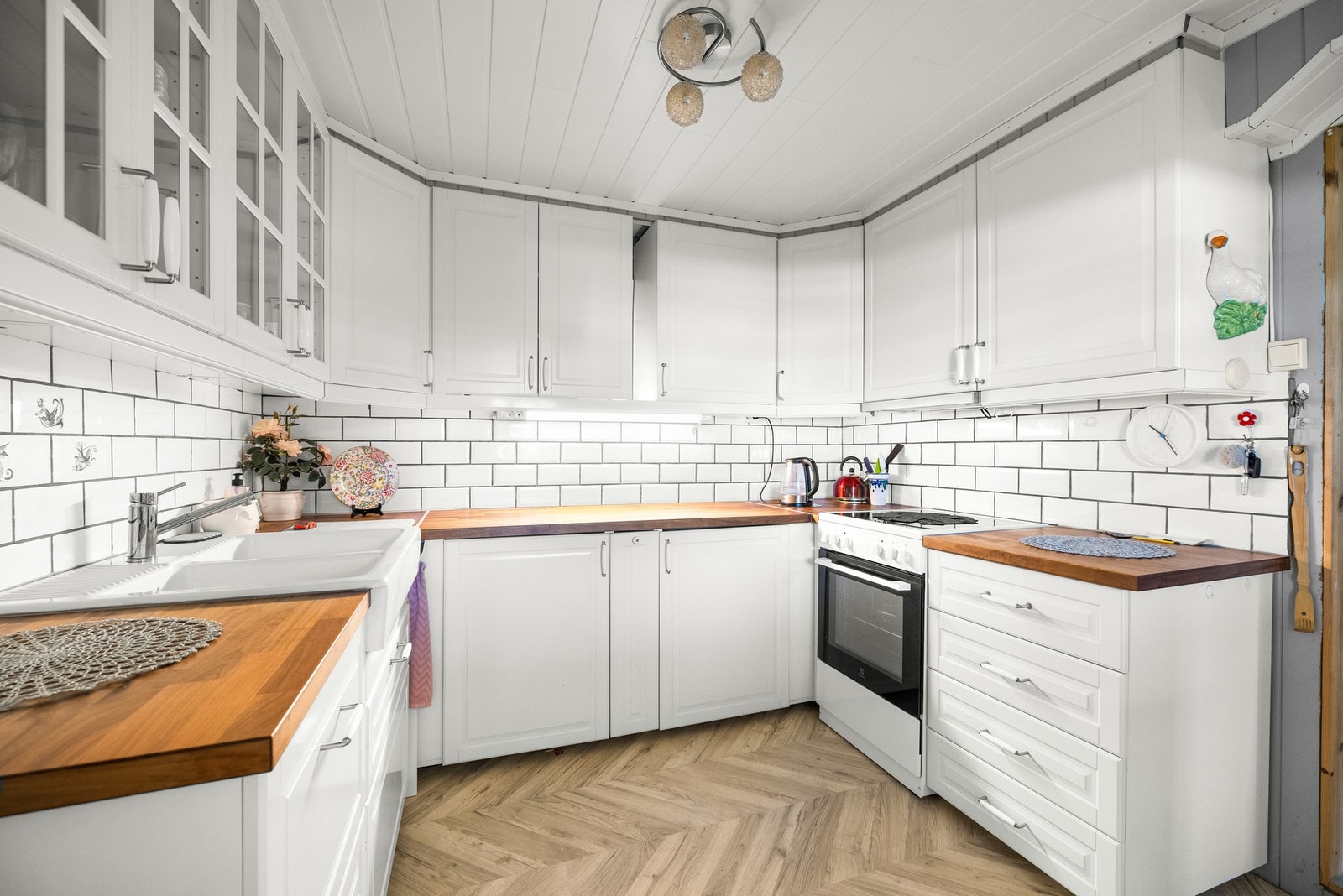 Kjøkkenet har profilerte fronter, benkeplate av laminat og benkeskapsbelysning med stikkontakter over kjøkkenbenk. Det er også lagt flis mellom over- og underskap. Galleribilde