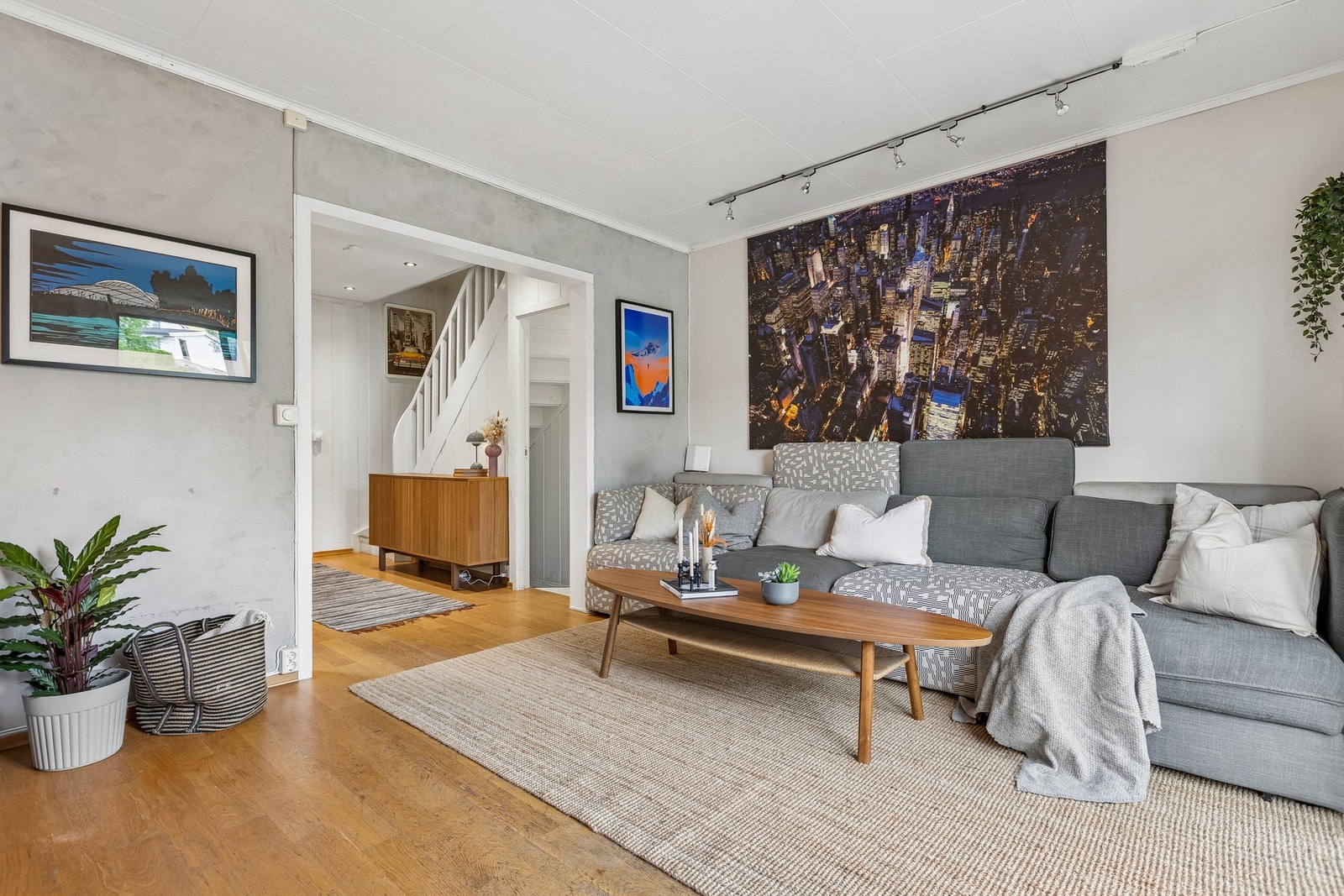 Boligen går over tre plan og byr på en praktisk planløsning med gode oppholdsrom, tre soverom, to stuer, bad, vaskerom samt flotte uteområder som gjør dette til et ideelt hjem for barnefamilier. Galleribilde