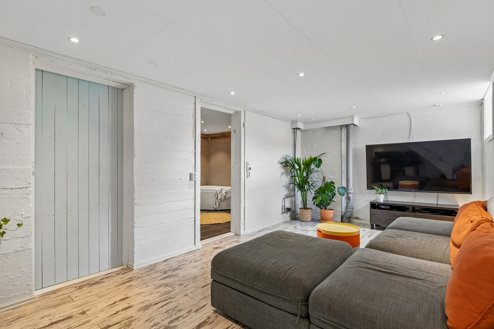 Kjelleretasjen tilfører boligen verdifullt ekstra oppholdsareal og består av en romslig rom som benyttes som i dag benyttes som kjellerstue, vaskerom og bod på 9 m² . Galleribilde