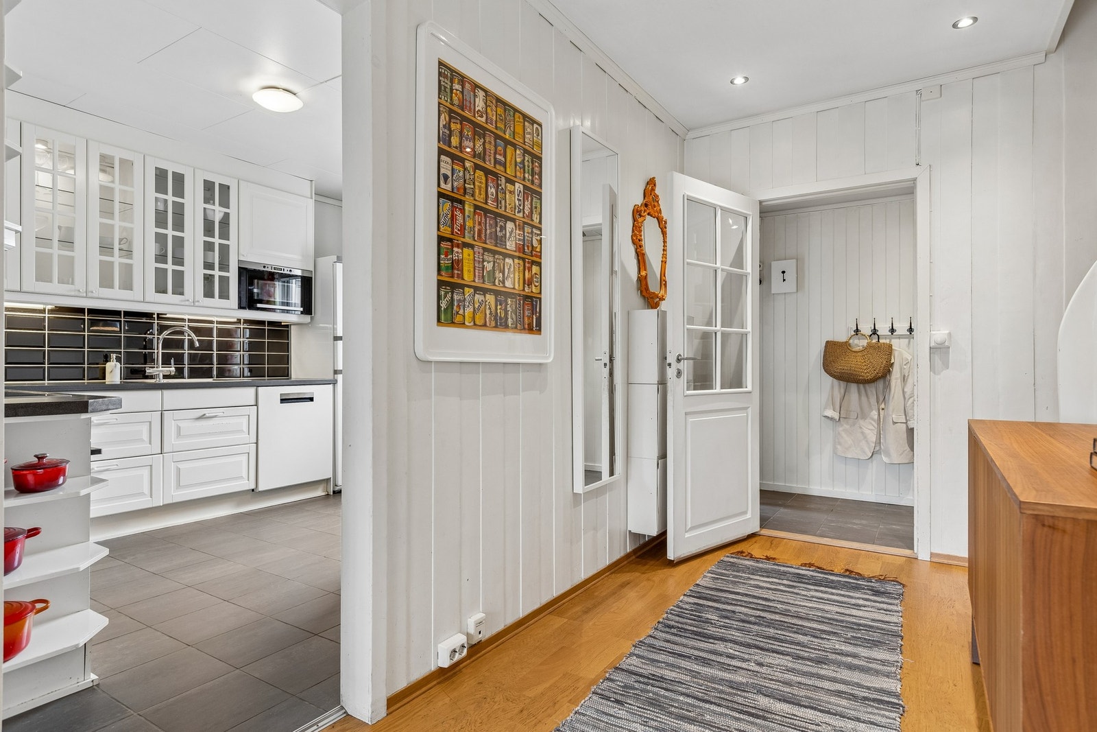 Her får man et hjem med mange bruksmuligheter, både inne og ute, samt nærhet til skoler, barnehager, servicetilbud og flotte rekreasjonsområder. Galleribilde