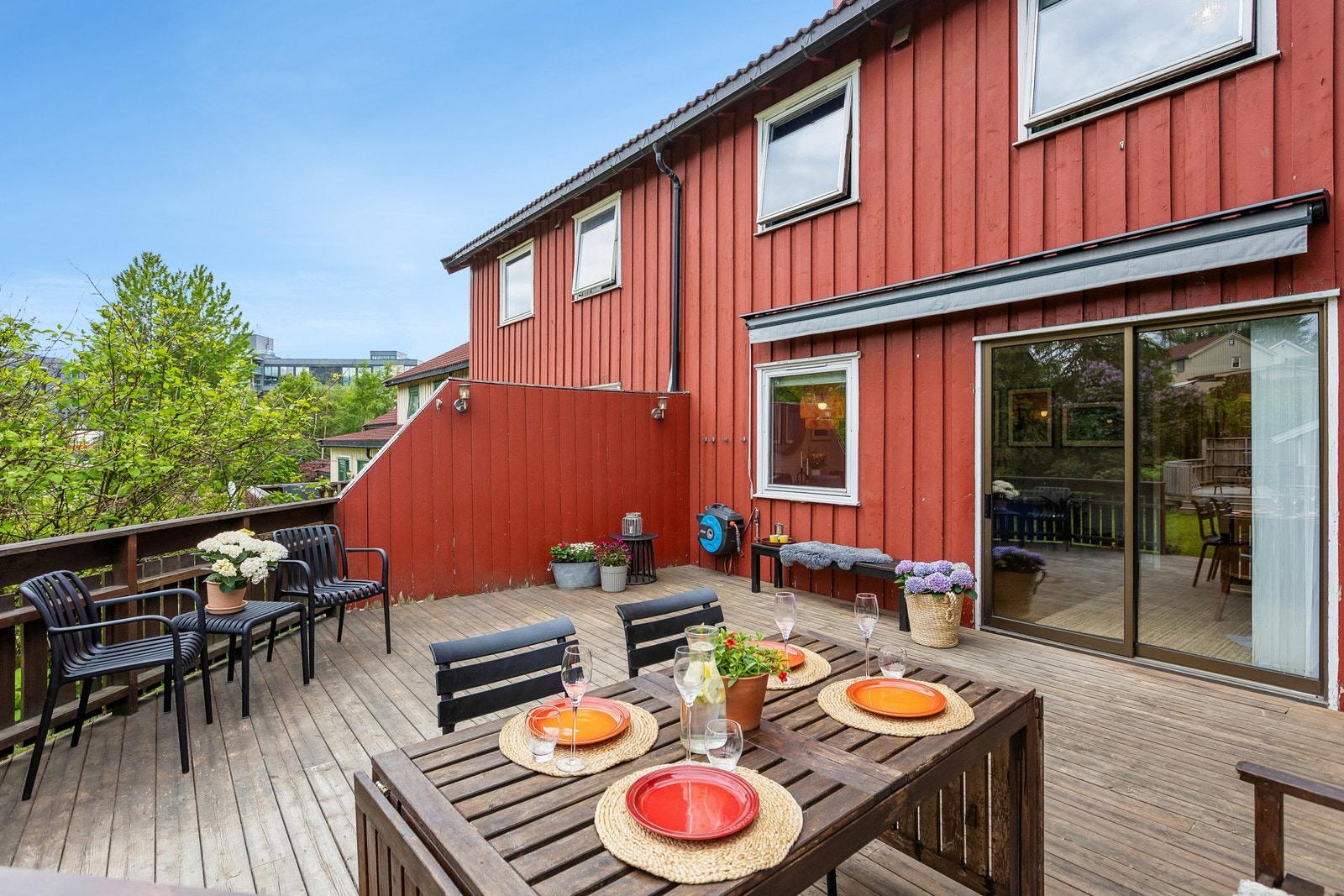 Boligen byr på en flott og solrik terrasse på ca. 31 m² med utgang direkte fra stuen. Galleribilde