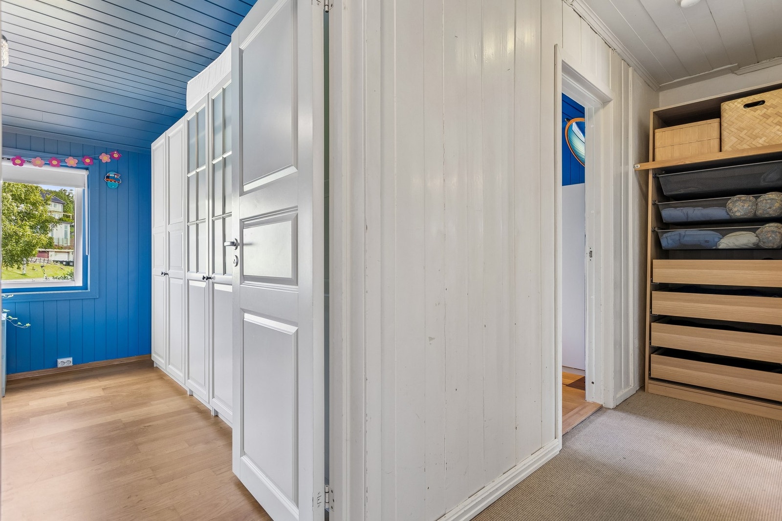 Andre etasje byr på en praktisk og familievennlig planløsning med tre soverom, bad og gang. Galleribilde