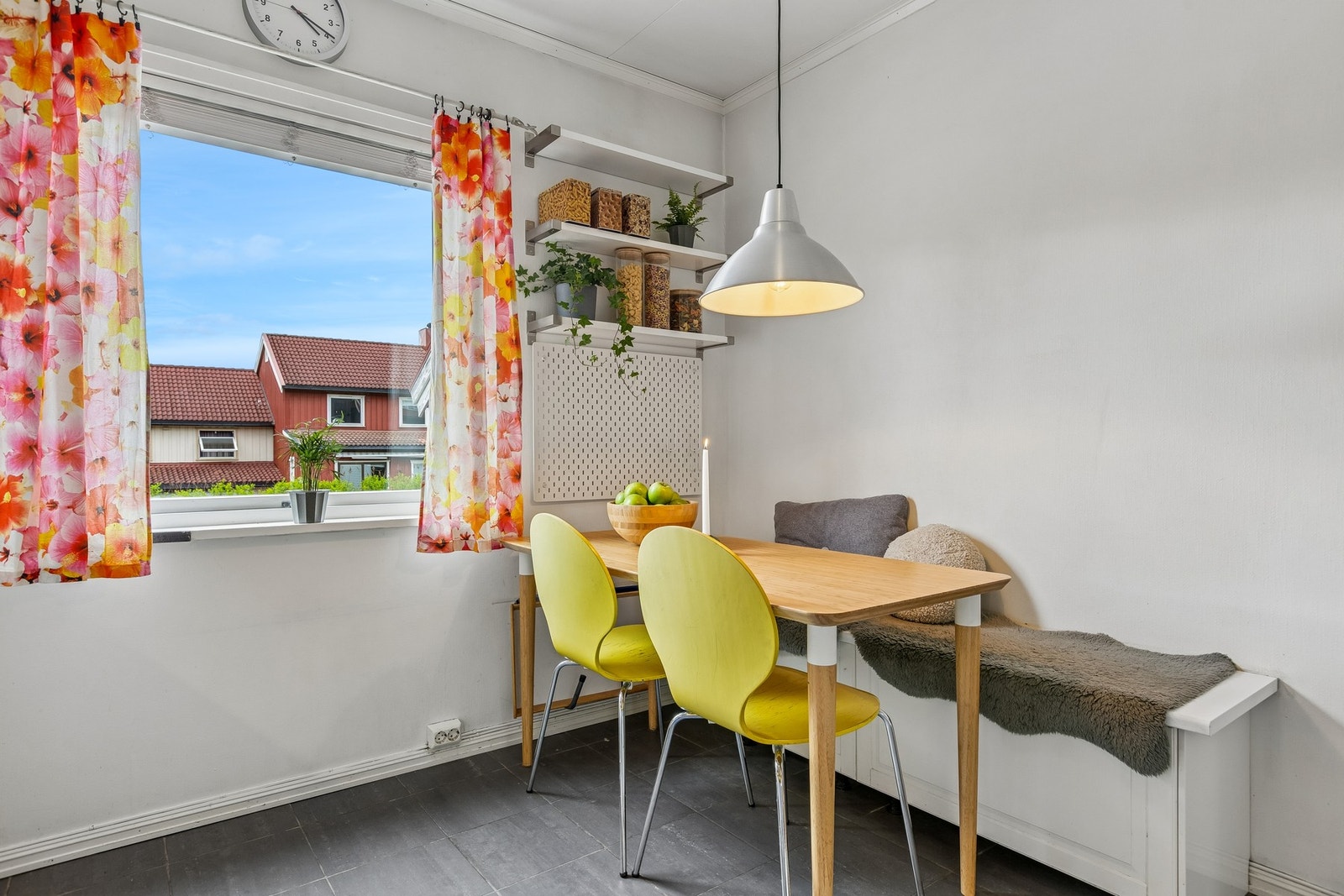 På kjøkkenet er det god plass til spisegruppe, noe som gir en hyggelig og naturlig samlingsplass for både hverdagsmåltider og sosiale sammenkomster. Galleribilde