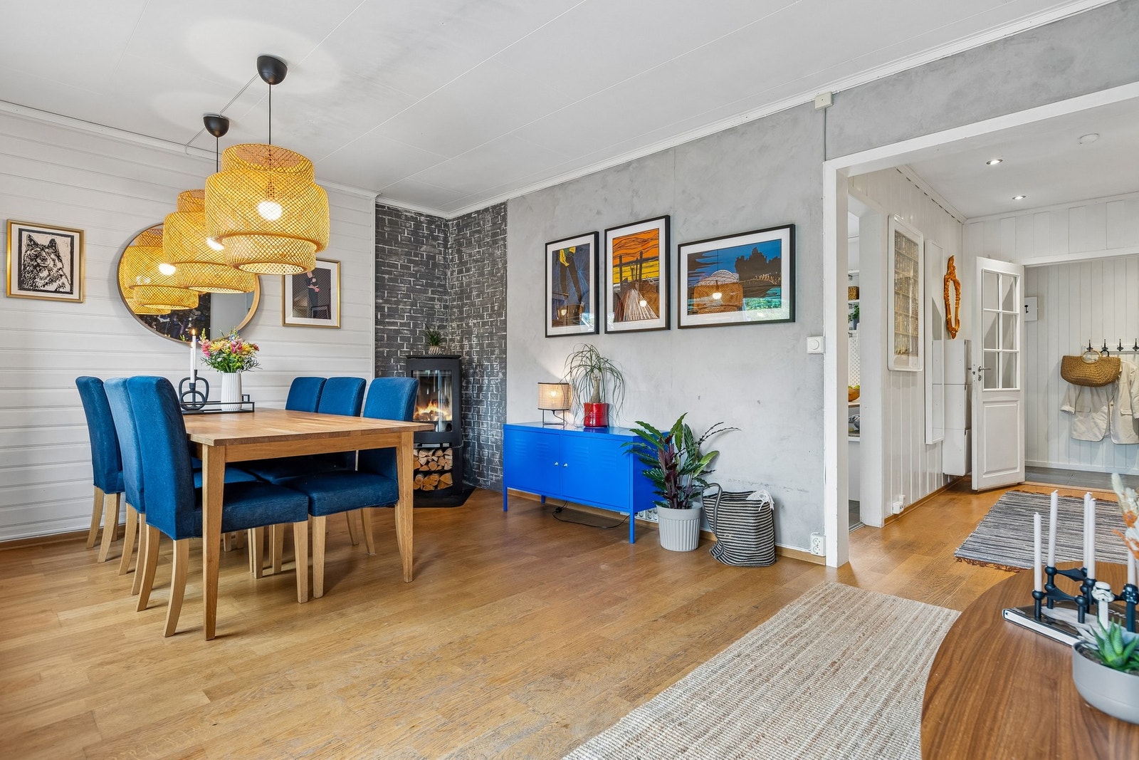 Her er det god plass til både en romslig sofagruppe og en større spiseavdeling, noe som skaper et sosialt og funksjonelt oppholdsrom for hele familien. Galleribilde