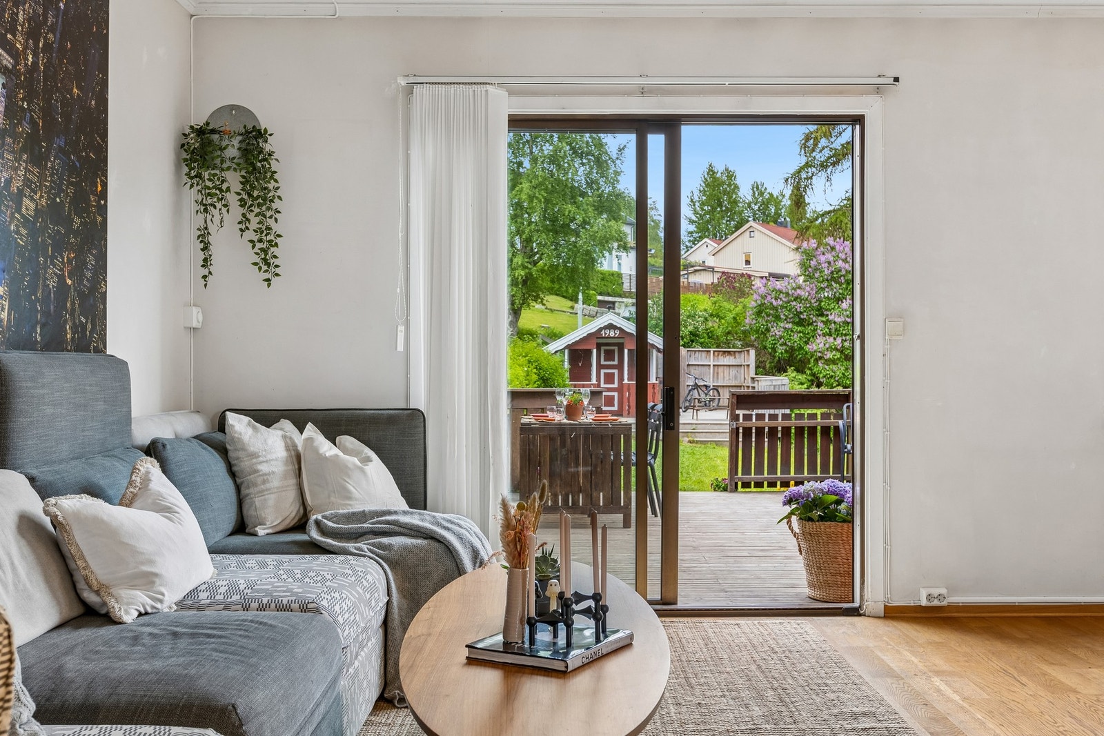 Fra stuen er det direkte utgang til terrasse og hage. Terrassen fungerer i dag også som en sekundær inngang til boligen, med etablert trapp som gir enkel adkomst til hagen via området bak lekestuen. Galleribilde