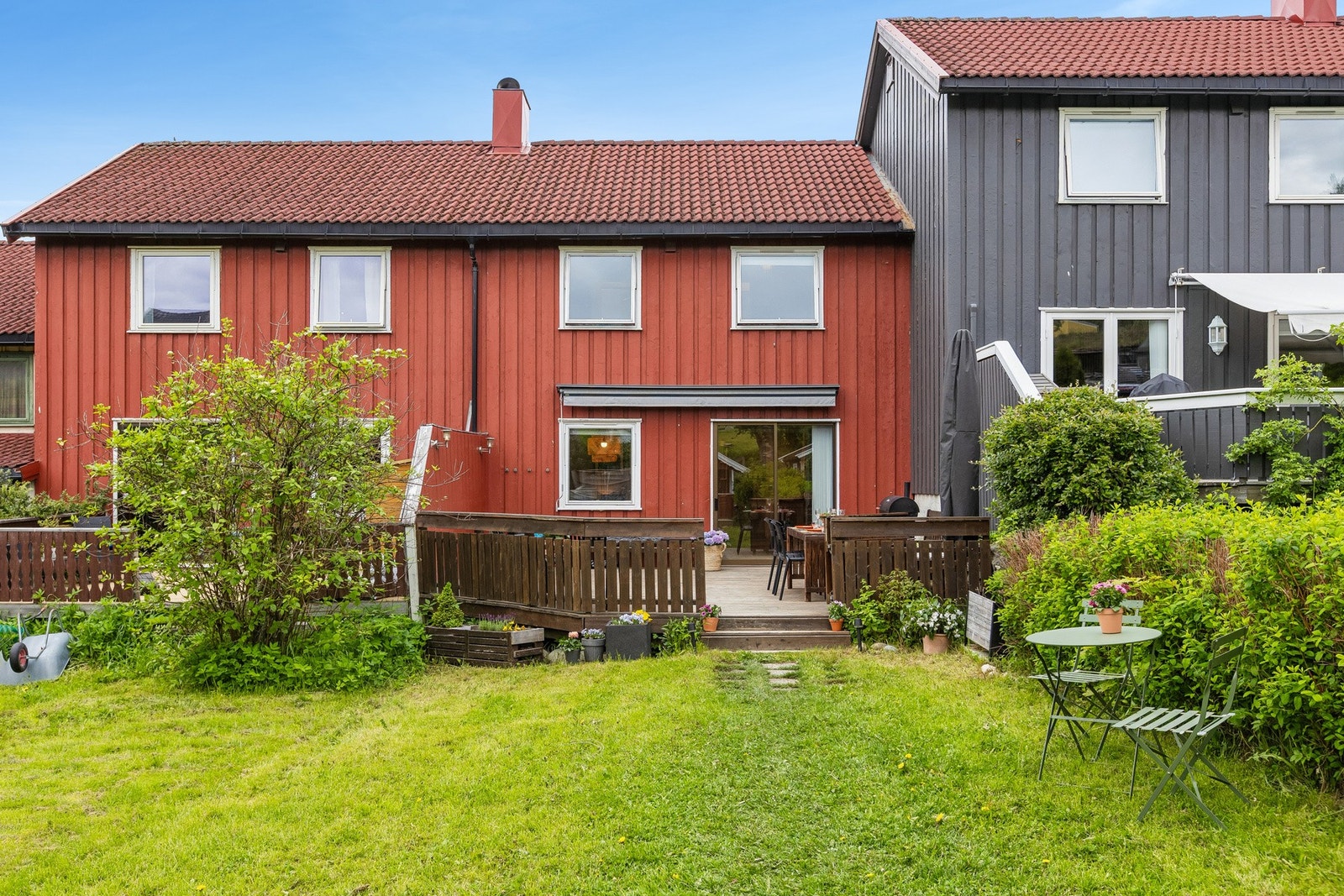 En innholdsrik og familievennlig bolig med attraktive uteområder, gode solforhold, praktisk planløsning og familievennlig beliggenhet på Blomsterbyen/Nardo. Galleribilde