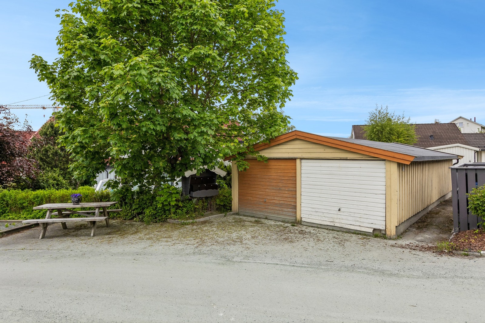 Parkering skjer på egen biloppstillingsplass med installert elbillader. I tillegg disponerer boligen en garasjeplass i felles garasjerekke. Galleribilde