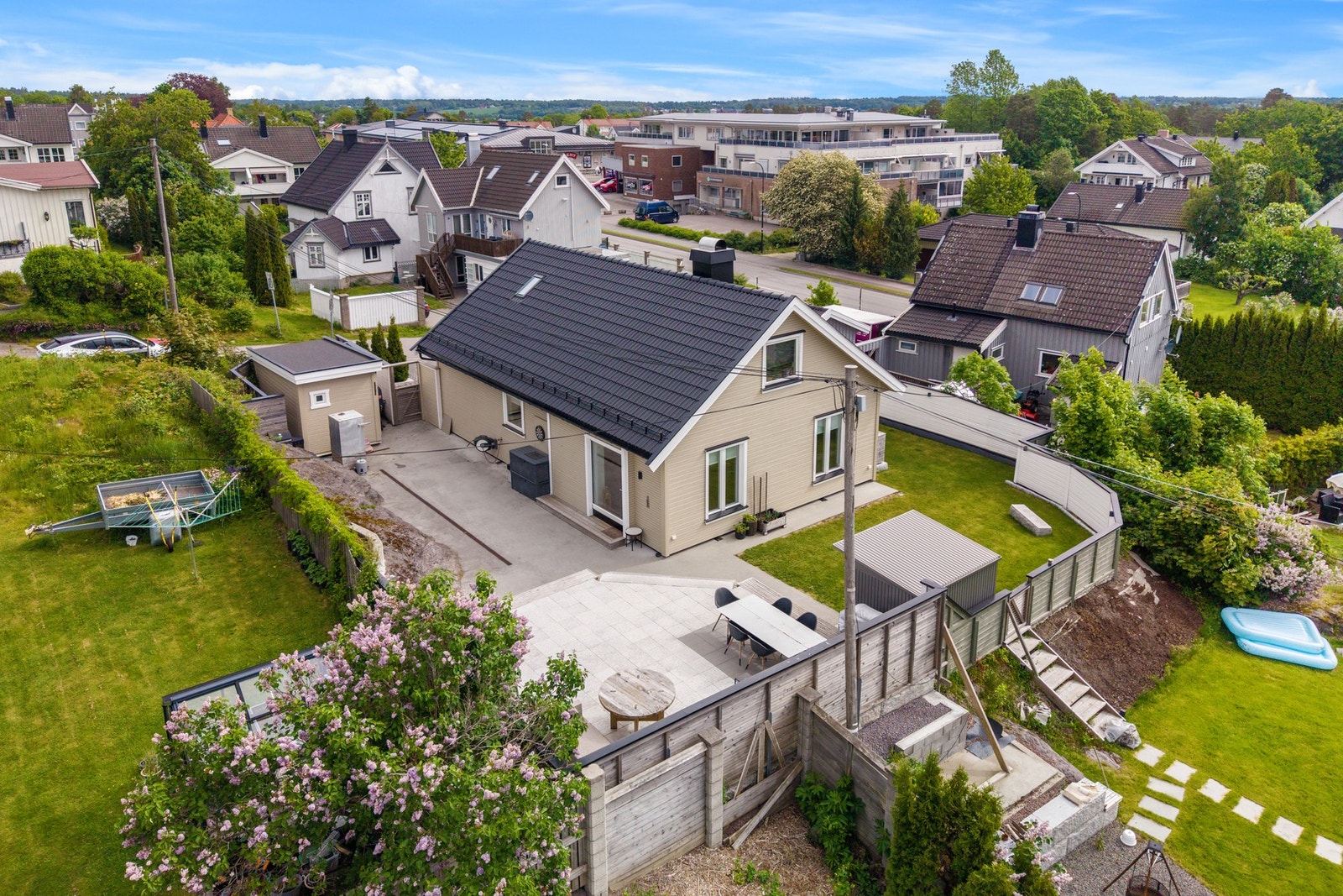 Velkommen til Tyrihansveien 2 og denne svært lekre og totalrenoverte eneboligen! Galleribilde
