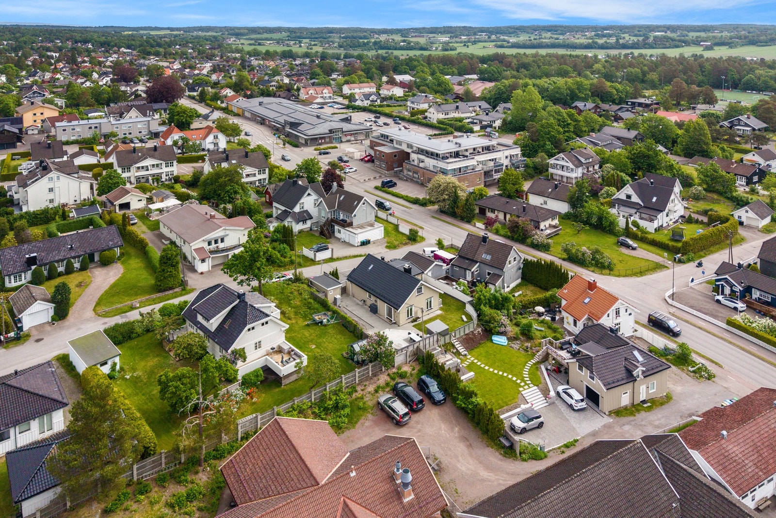 Eiendommen er beliggende meget sentralt til på Eik med gangavstand til ALT Galleribilde