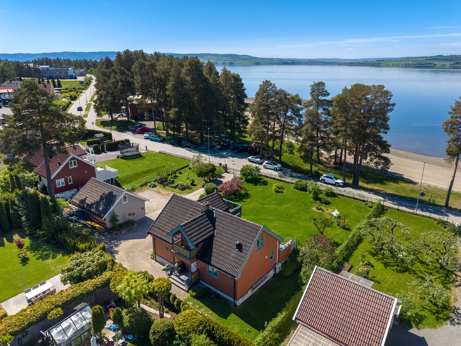 Beliggenheten gir minimalt med støy fra omgivelsene og en sjelden kombinasjon av ro, privatliv og nærhet til Mjøsa. Galleribilde