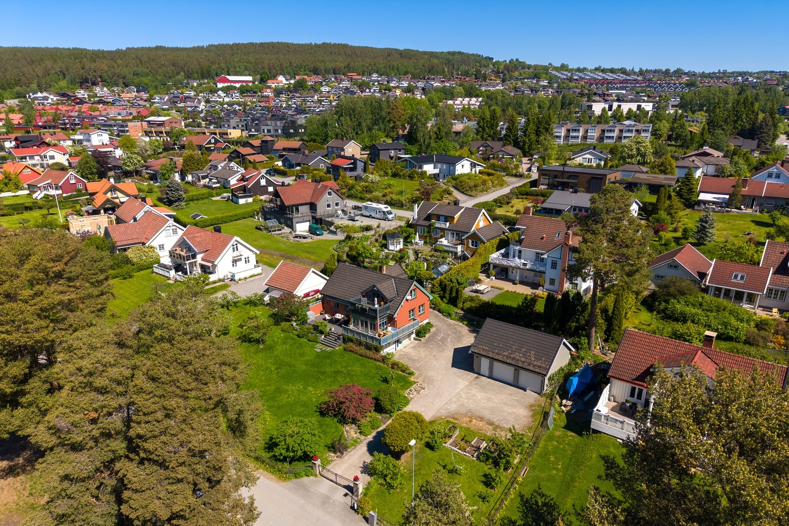 Innkjøringen og gårdsplassen er også belagt med belegningsstein, noe som gir et helhetlig og velstelt inntrykk ved ankomst. Galleribilde