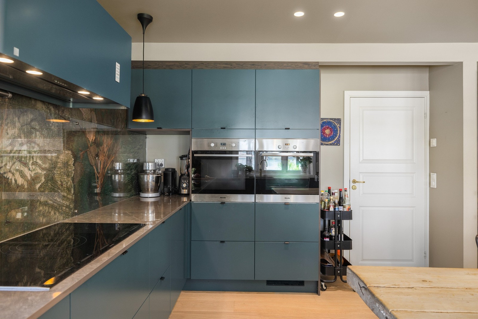 Moderne kjøkken som ble forney i 2019. Perfekt for deg som liker å invitere til sosiale lag. Galleribilde