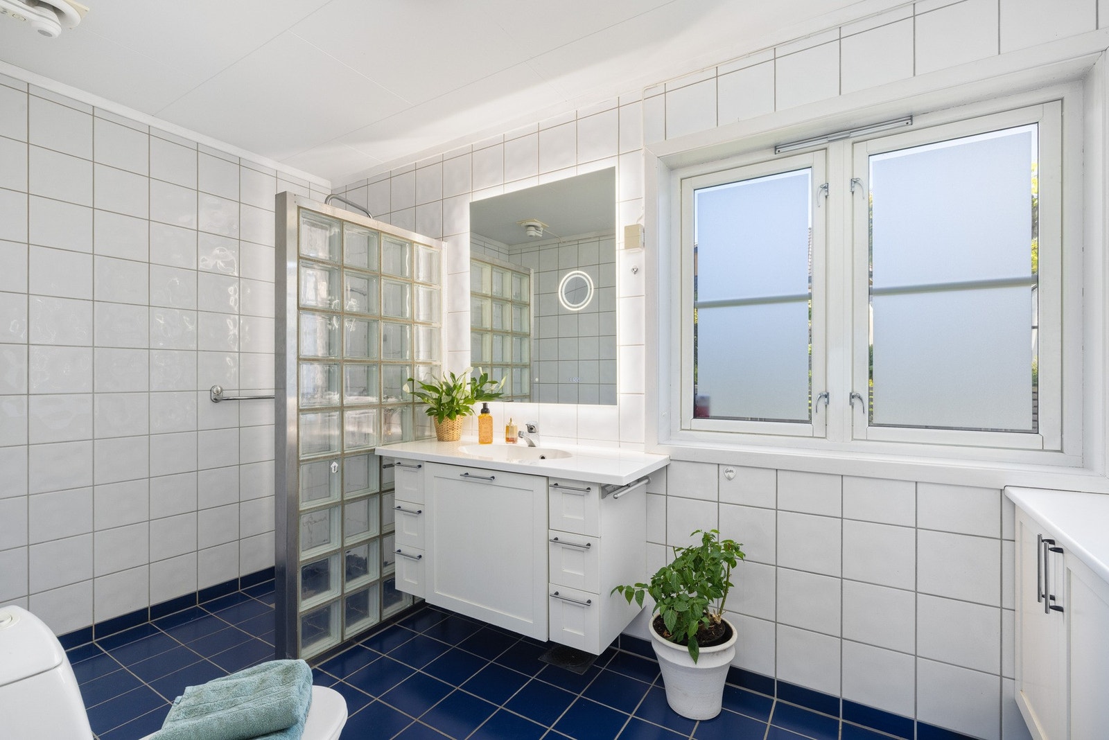 Badet på hovedplanet er innredet med servantinnredning, dusjnisje og toalett. Galleribilde