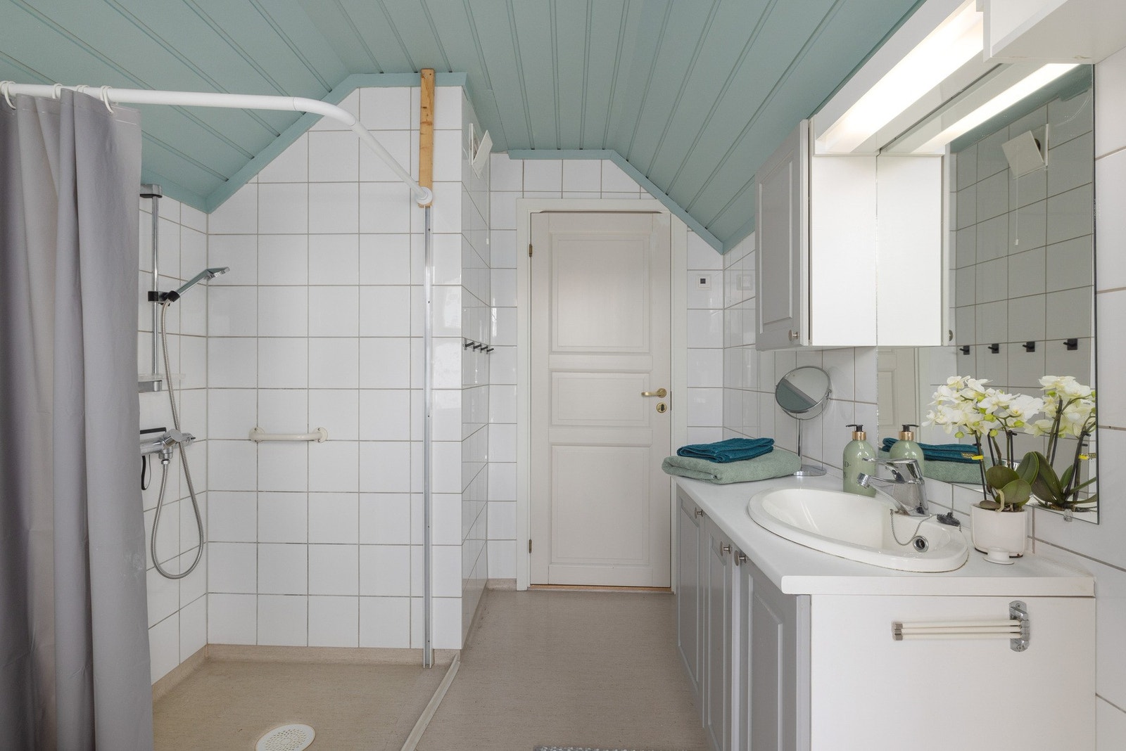 Innredet med dusj, toalett og servantinnredning. Galleribilde
