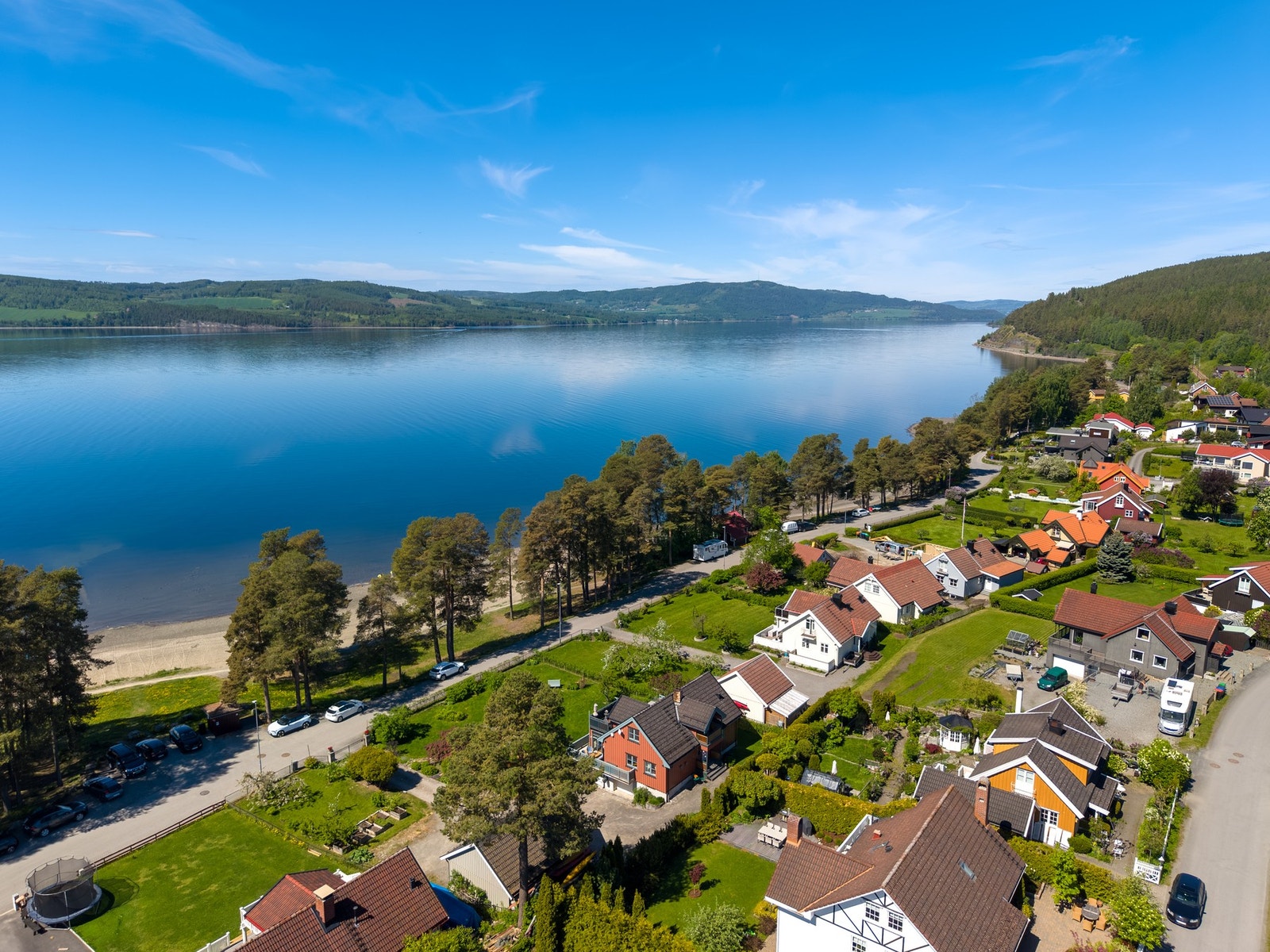 Eiendommen har en attraktiv beliggenhet nær Mjøsa med vakkert utsyn mot Helgøya og Nes. Galleribilde