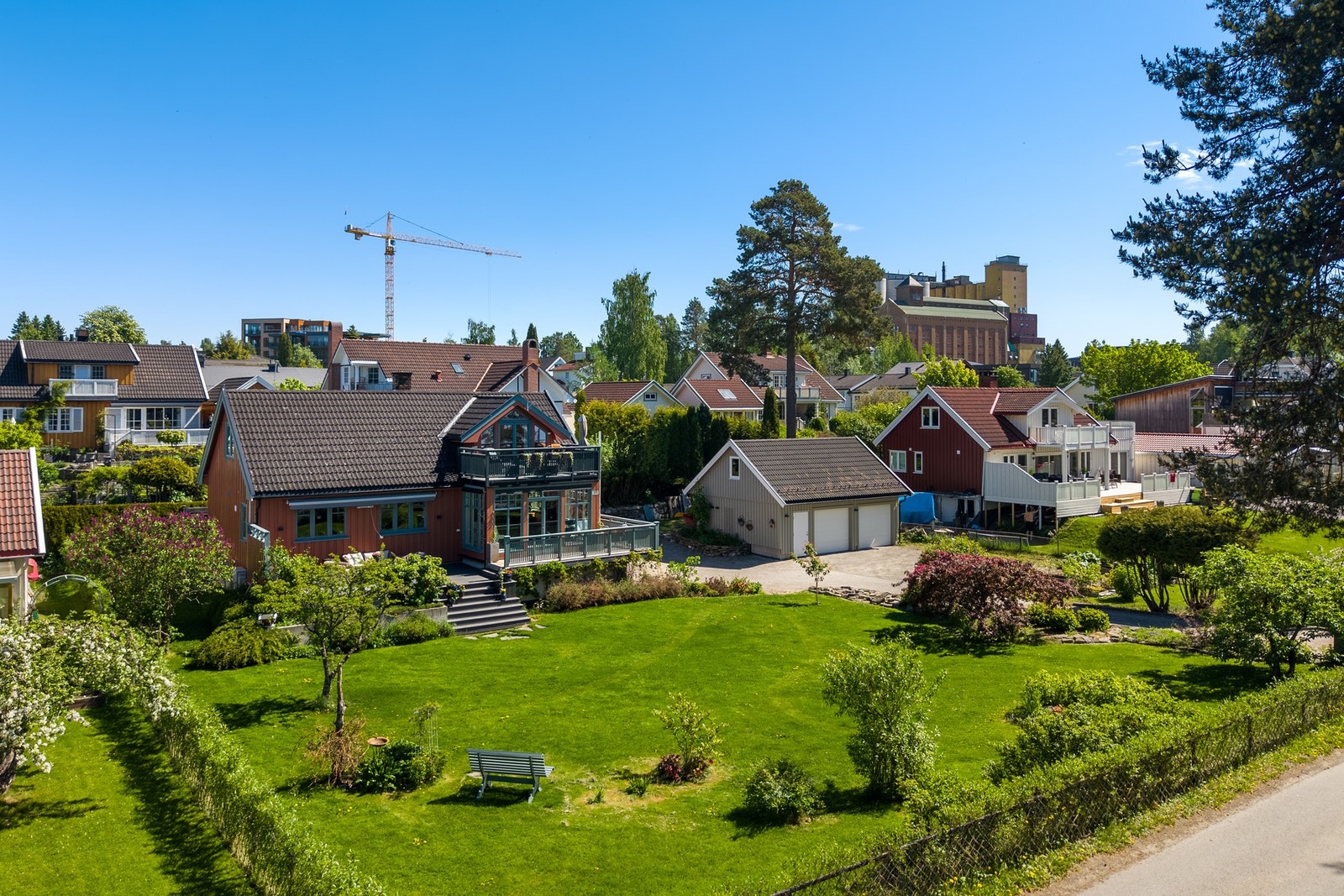 Tomten er parkmessig opparbeidet og fremstår som svært innbydende med velstelte plenarealer, frodige beplantninger, bed, prydbusker og trær som skaper et grønt og harmonisk uterom. Galleribilde