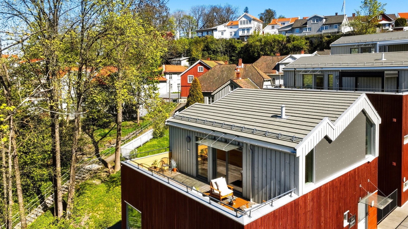 Leiligheten har en meget attraktiv beliggenhet på ytterste rekke med panorama utsikt over sentrum. Galleribilde