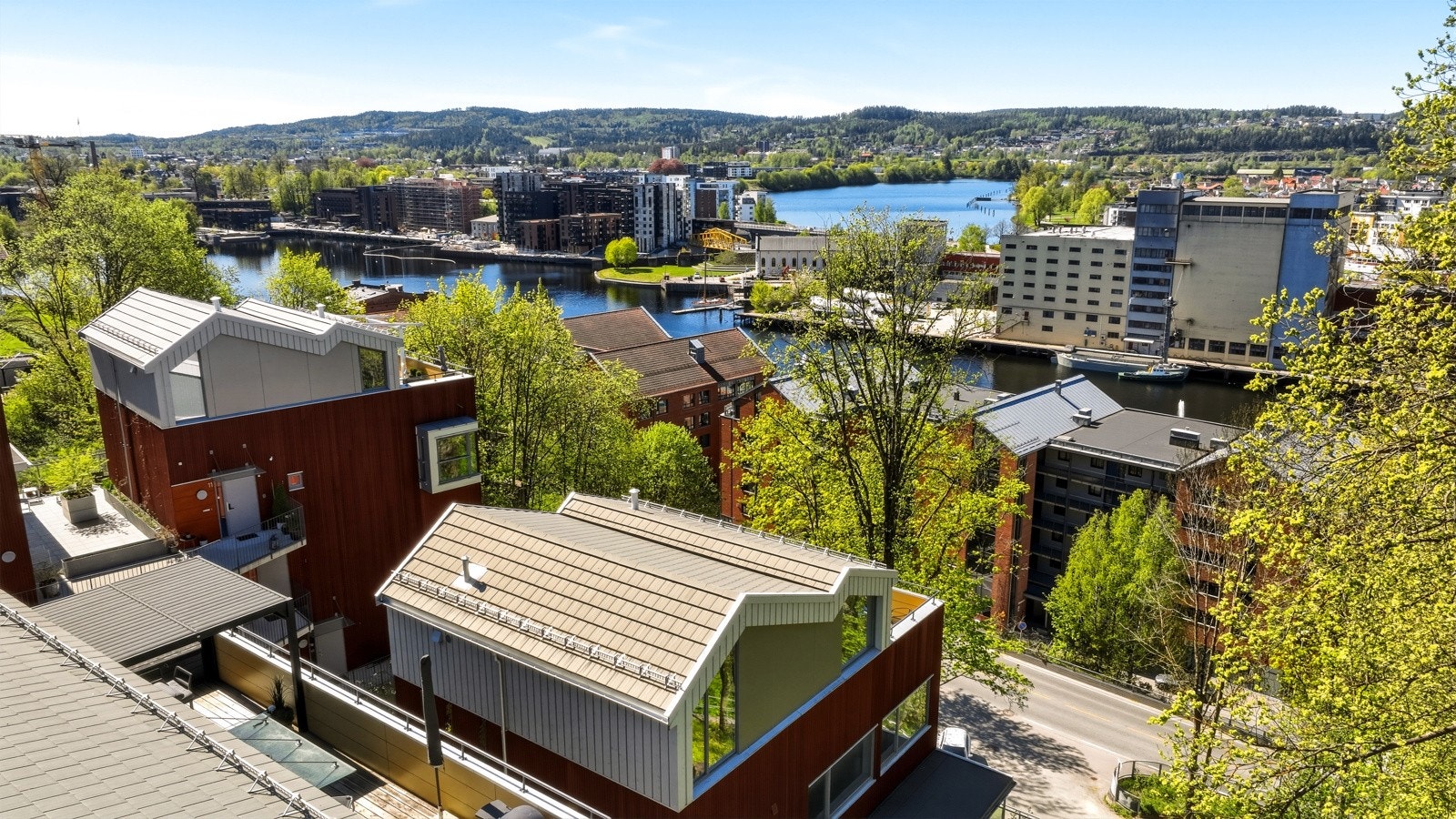 Ettertraktet sameiet med unikt arkitektoniske leilighetsbygget med panoramautsikt over sentrum. Galleribilde