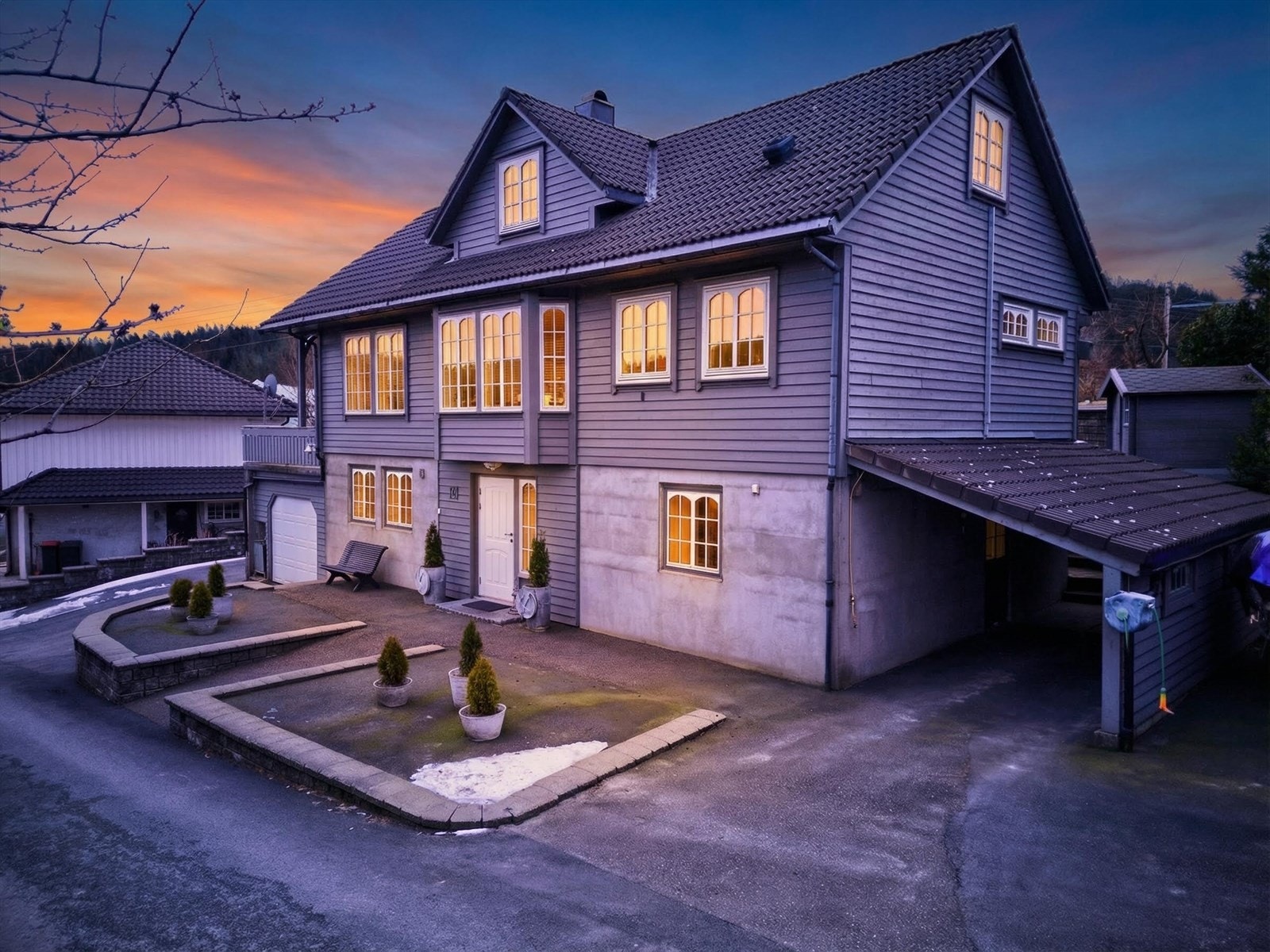 Velkommen til Eidsodden 20! Innholdsrik enebolig m/garasje og carport! Barnevennlig beliggenhet nær badeplass og balløkke! Foto: Bolio v/Khadidja Larsen Galleribilde