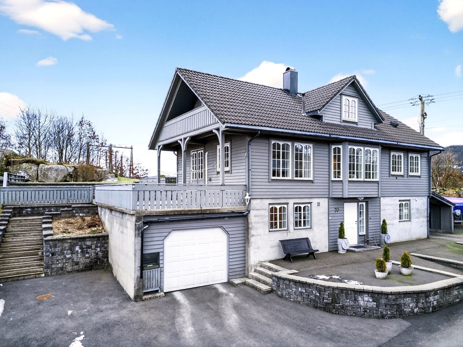 Velkommen til Eidsodden 20! Innholdsrik enebolig m/garasje og carport! Barnevennlig beliggenhet nær badeplass og balløkke! Foto: Bolio v/Khadidja Larsen Galleribilde