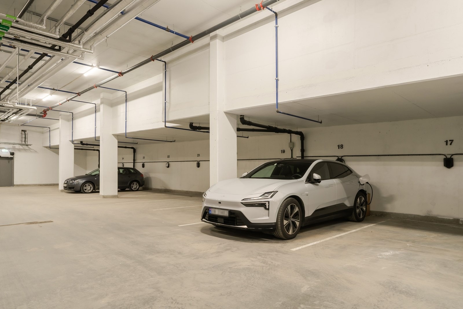 Det følger med parkeringsplass i oppvarmet parkeringskjeller. Her er det også innlagt WIFI slik at du får oppdatert bilen fortløpende. Galleribilde
