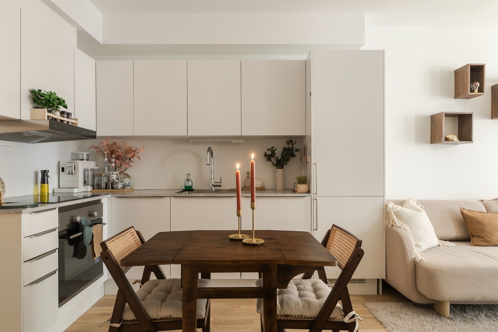 Leiligheten disponerer også en bod i kjeller i tillegg til at det medfølger parkeringsplass med elbil-lader. Galleribilde