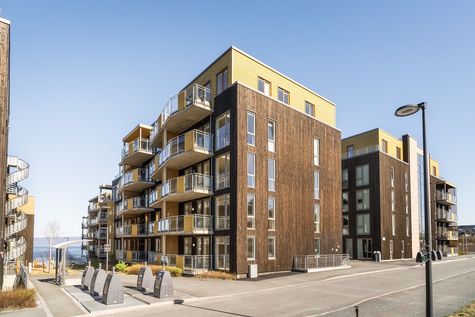 Området er nytt og leiligheten her ble ferdigstilt i 2023. Nydelig beliggenhet på Vikhammerstrand. Galleribilde
