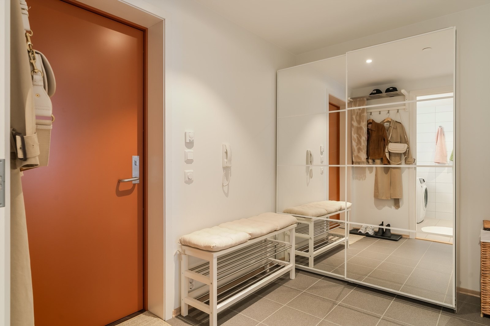 Entré med god plass til oppbevaring av yttertøy. Flislagt gulv med varme. Galleribilde
