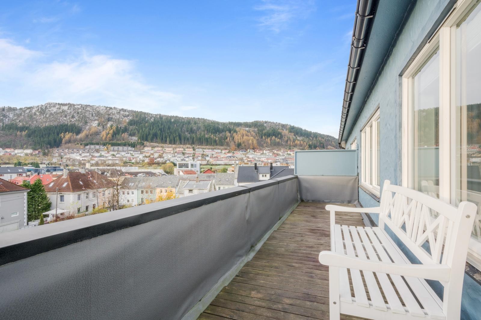 Leiligheten har 2 balkonger med flott utsikt og gode solforhold Galleribilde