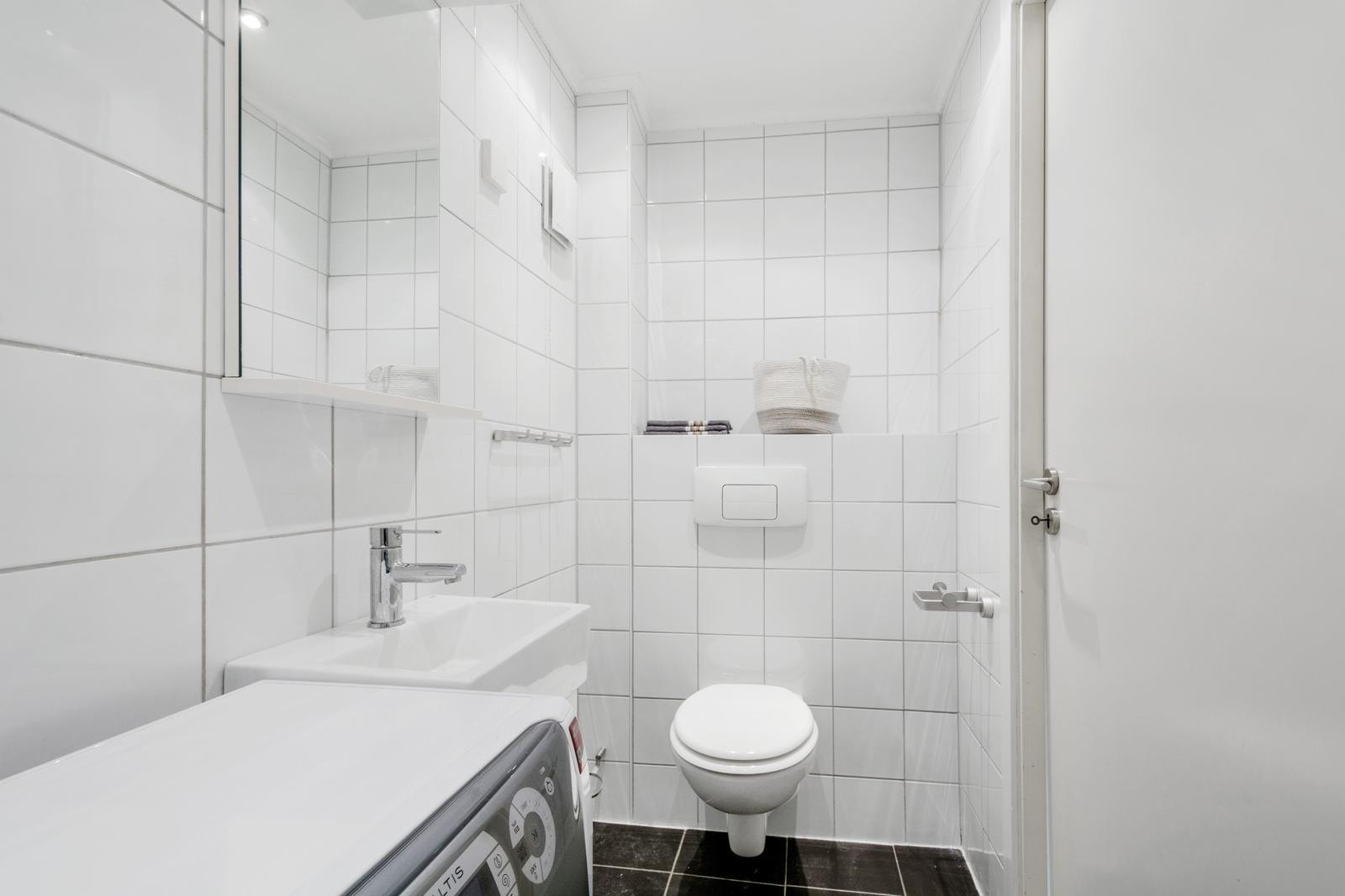 Badet er flislagt og har varme i gulvet - Opplegg for vaskemaskin Galleribilde