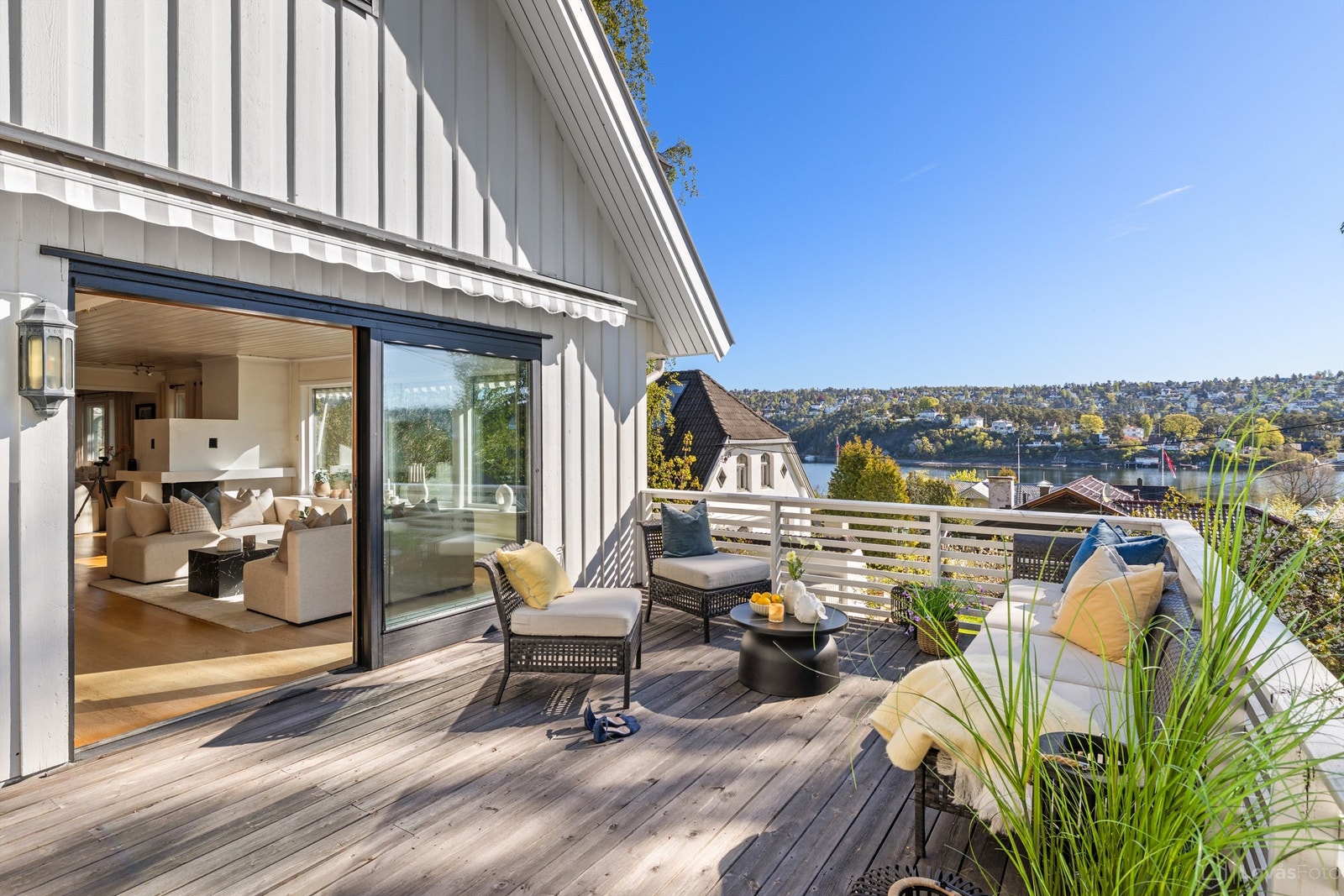 Utgang fra stuen/spisestuen til terrasse på 26 kvm med utsikt Galleribilde