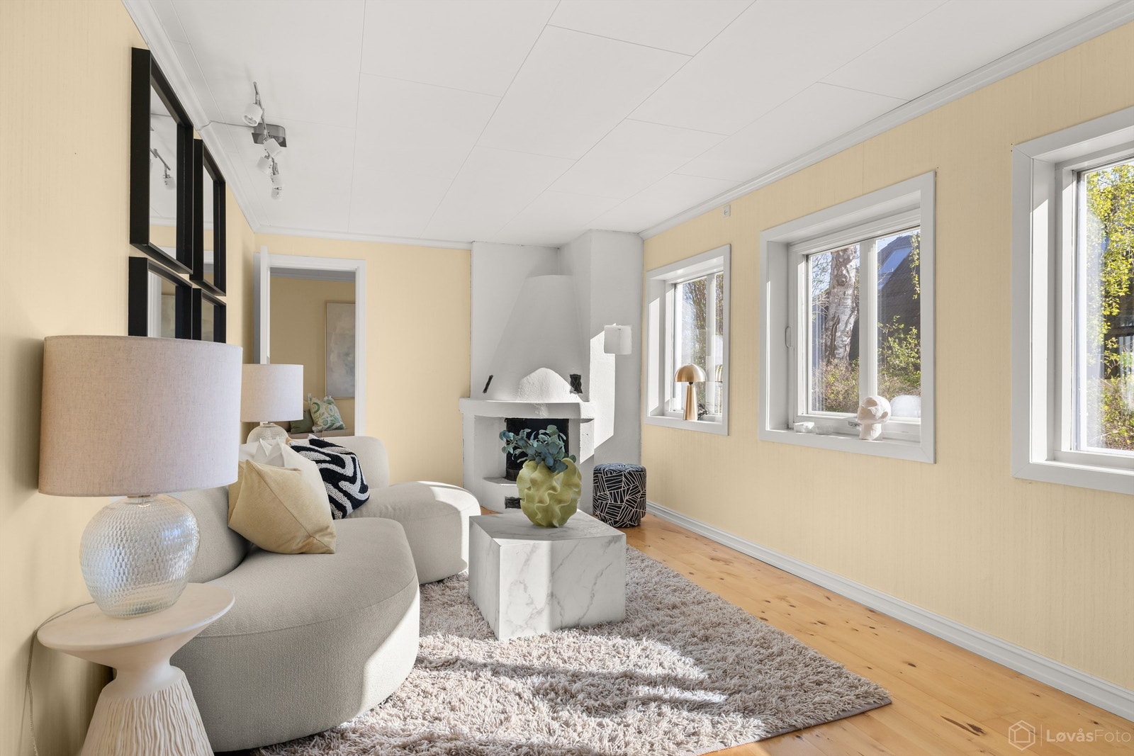 Lys og romslig tv-stue med gulvvarme og peis for ekstra varme og hygge Galleribilde