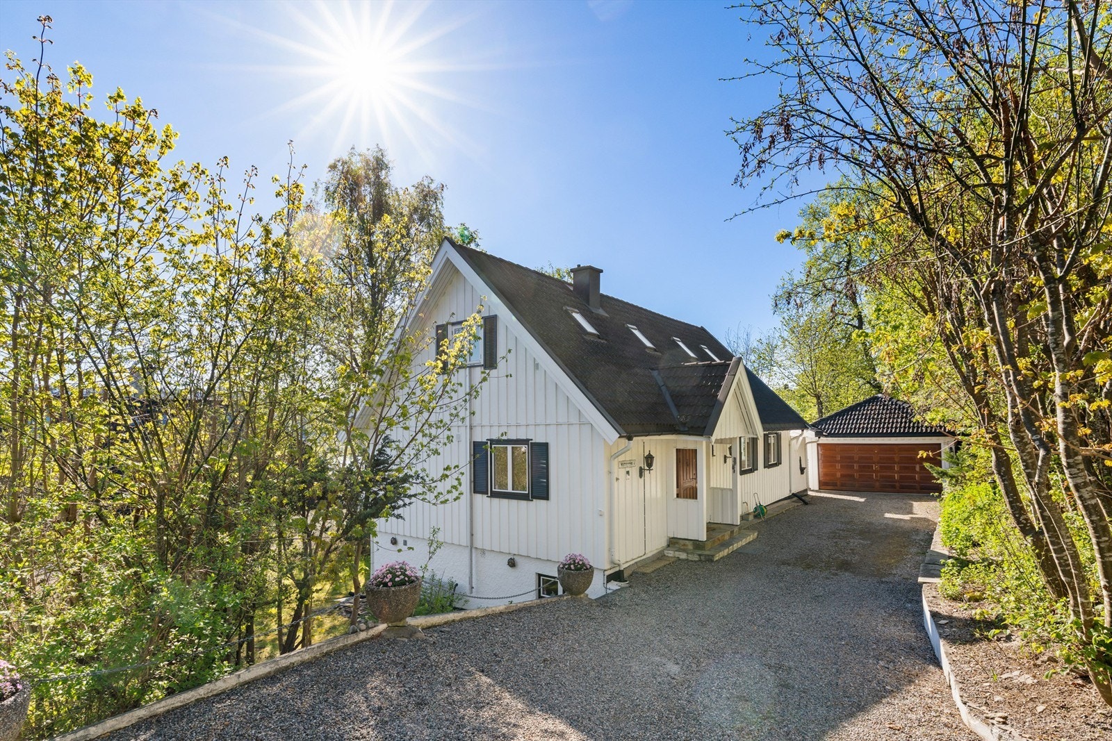 Gårdsplass med dobbelgarasje Galleribilde