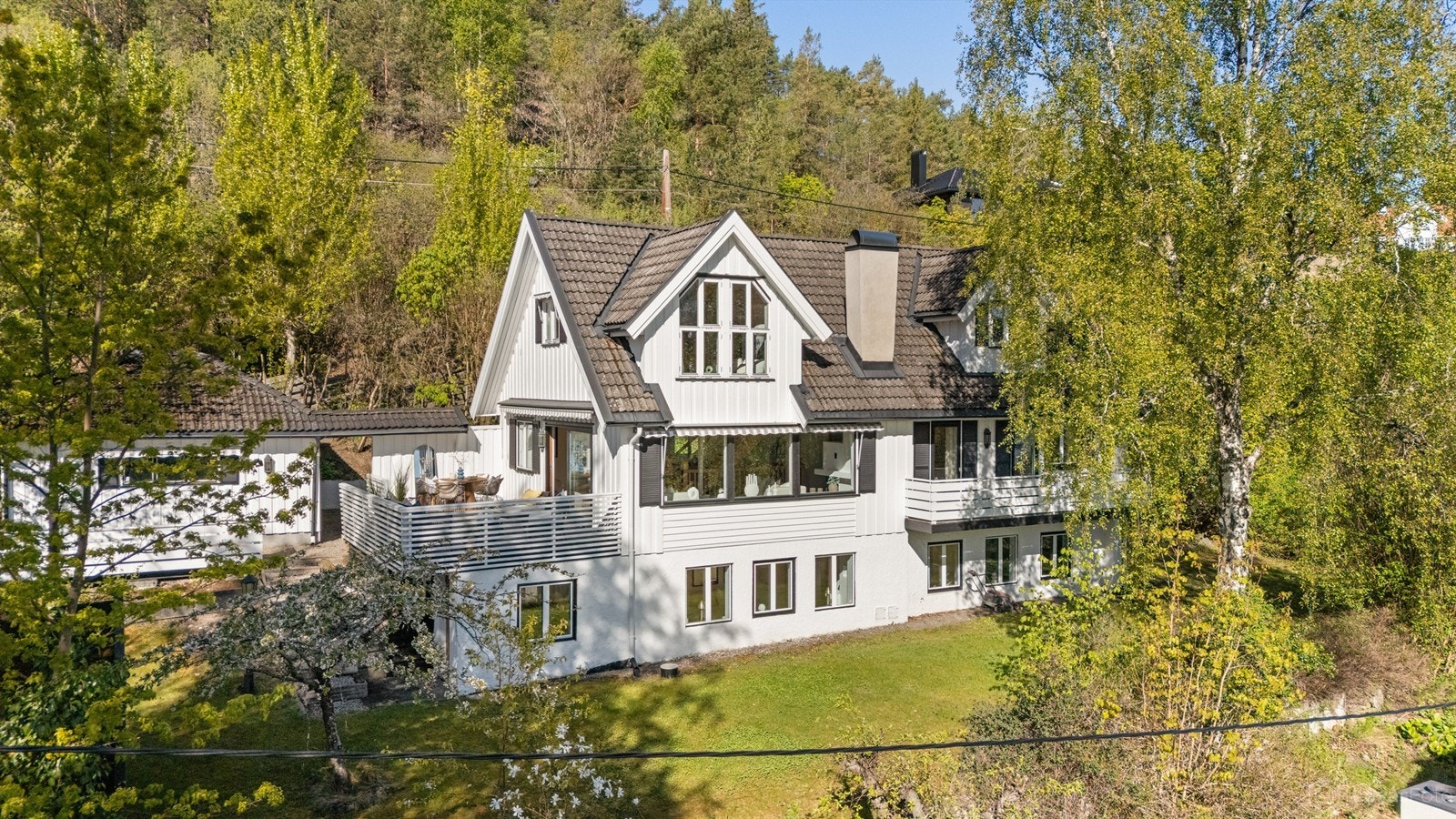 Eiendommen ligger i naturskjønne omgivelser med nærhet til både sjøen og rekreasjonsområder, i et stille og særdeles barnevennlig villaområde. Dette er et område som passer godt for deg som ønsker en sjelden kombinasjon av sjø, natur og nærhet til byen Galleribilde