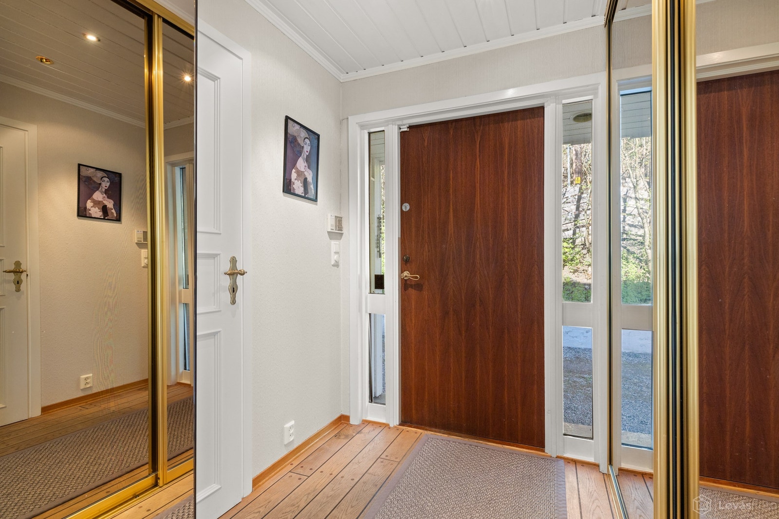 Entré med skyvedørsgarderobe Galleribilde