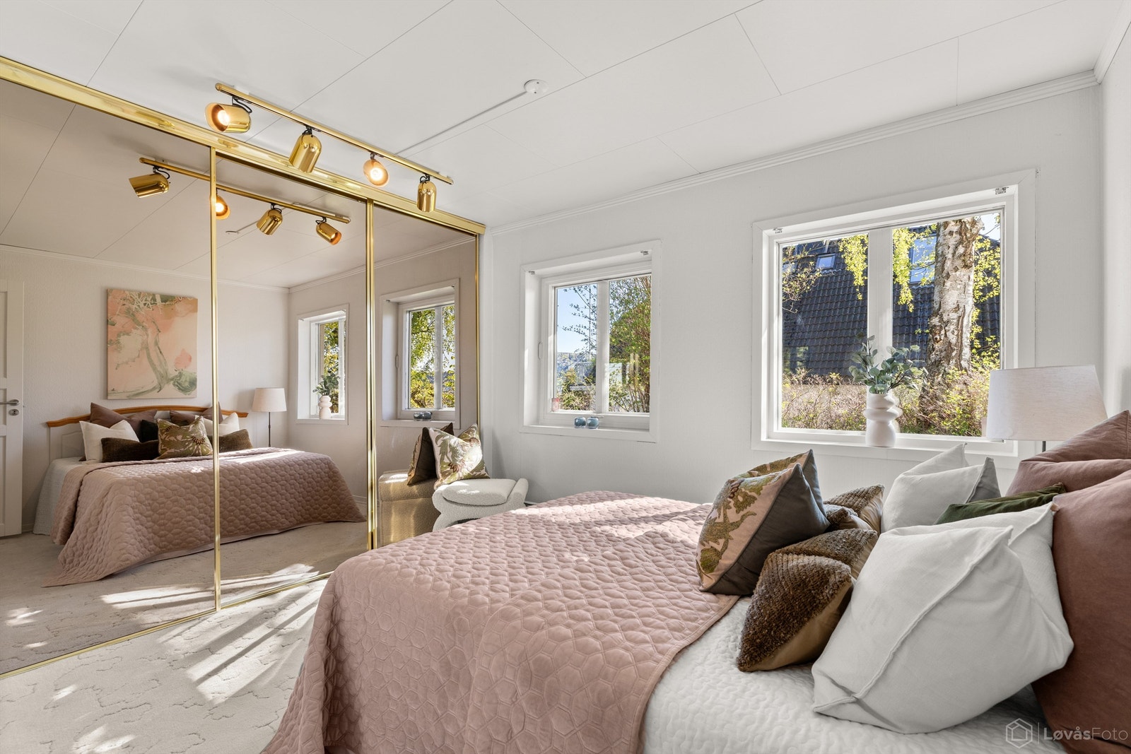 Soverom med skyvedørsgarderobe Galleribilde