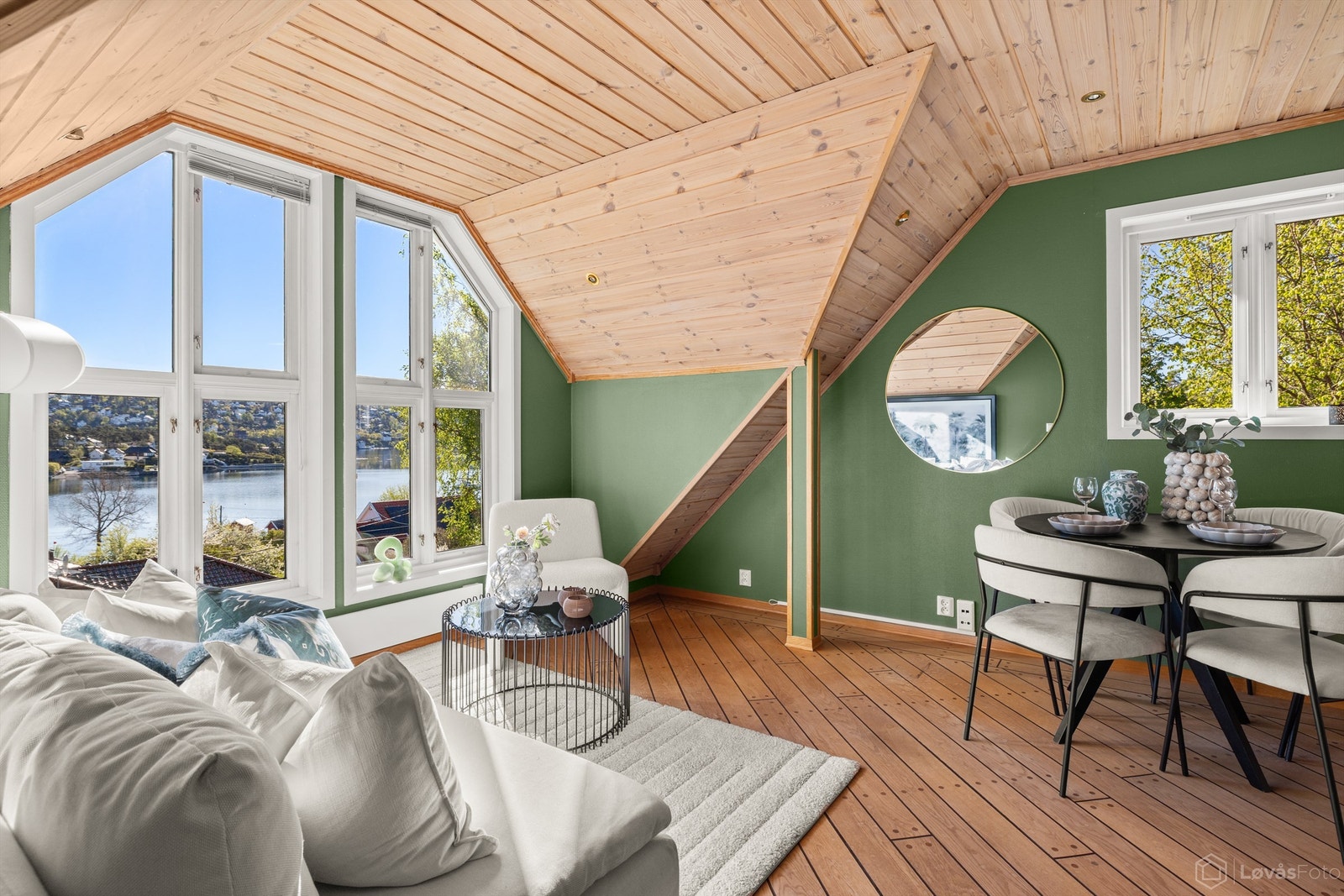 Stue (alternativt ekstra soverom) med kjøkken og store vindusflater med flott fjordutsikt Galleribilde