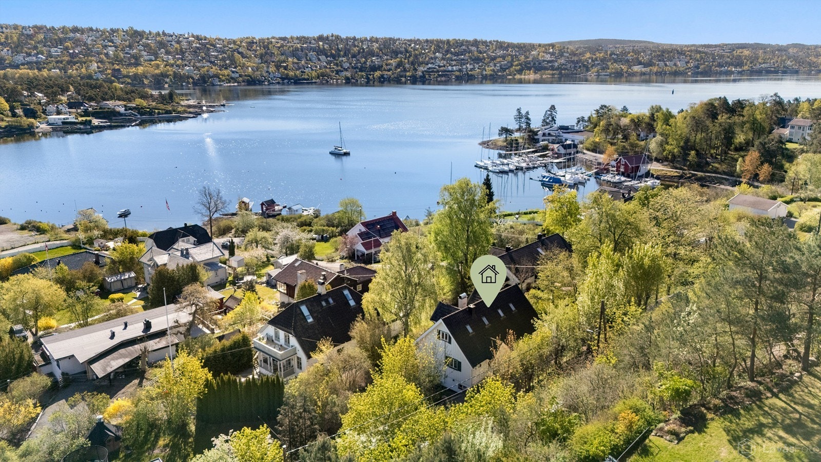 Malmøya er en unik øy i Oslo som kombinerer naturskjønne omgivelser med nærhet til byens fasiliteter. Eiendommen i Malmøyveien 4 ligger i rolige og etablerte omgivelser, med kort vei til sjøen og gode rekreasjonsmuligheter rett utenfor døren Galleribilde