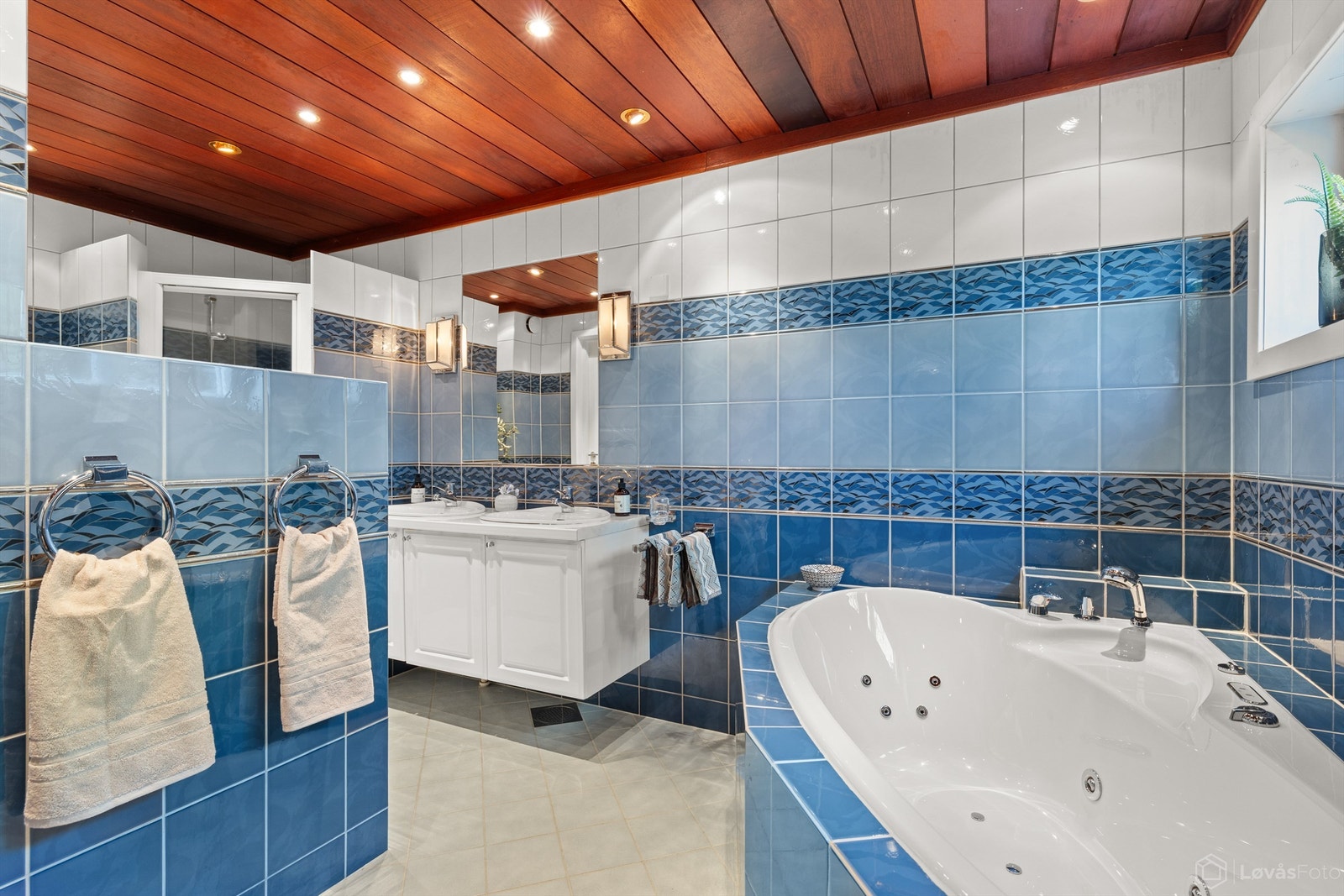 Badet har både dusj og badekar Galleribilde