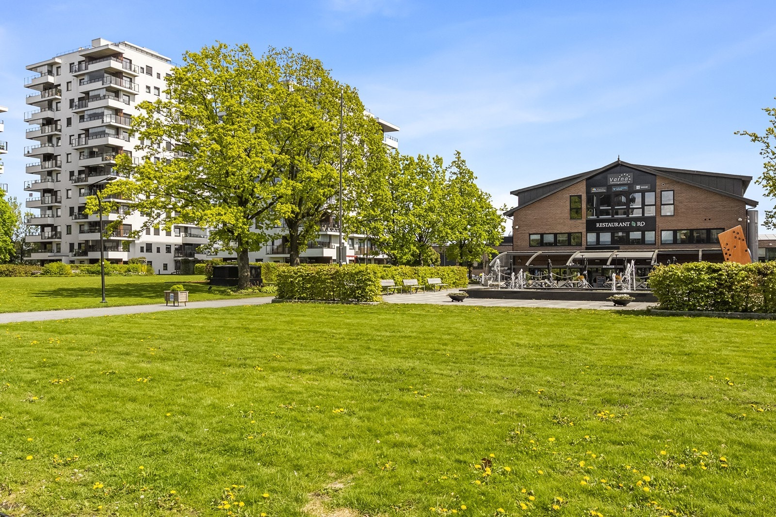 I umiddelbar nærhet ligger Lilleng Helsepark med servicetilbud som restaurant, apotek og treningssenter. Gangavstand til både Kiwi og Rema 1000. Galleribilde