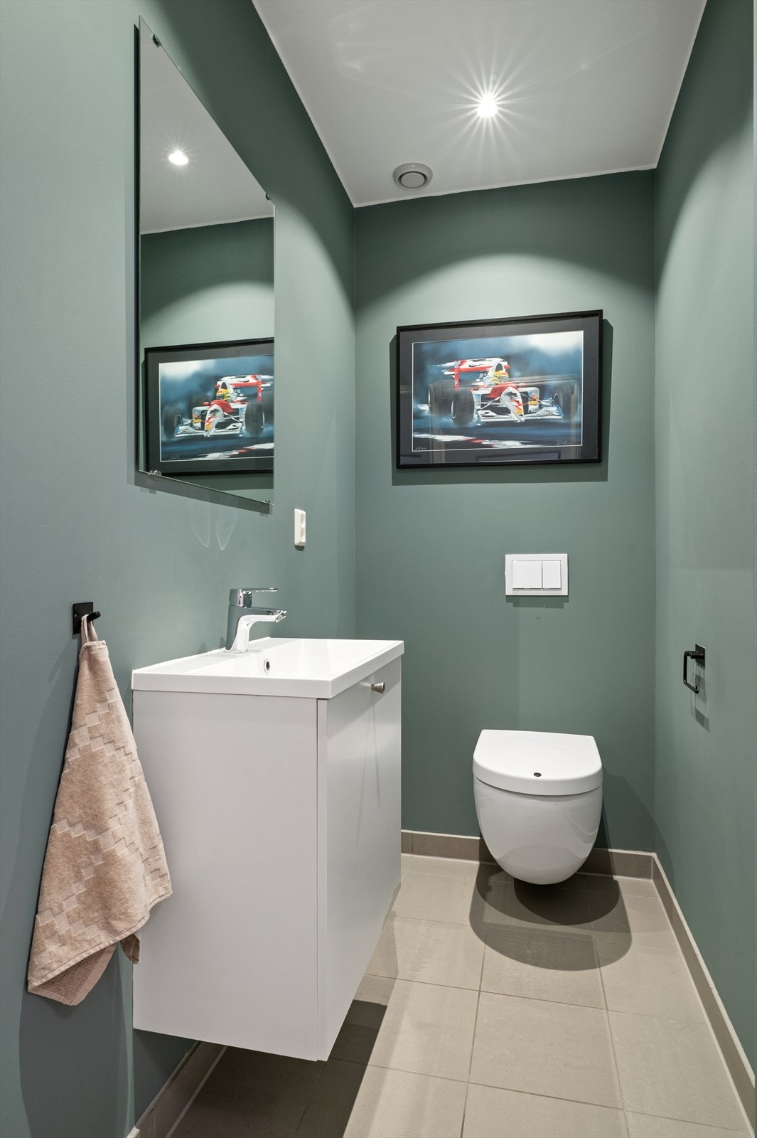 I tillegg til badet har leiligheten et separat toalettrom med veggfestet toalett Galleribilde